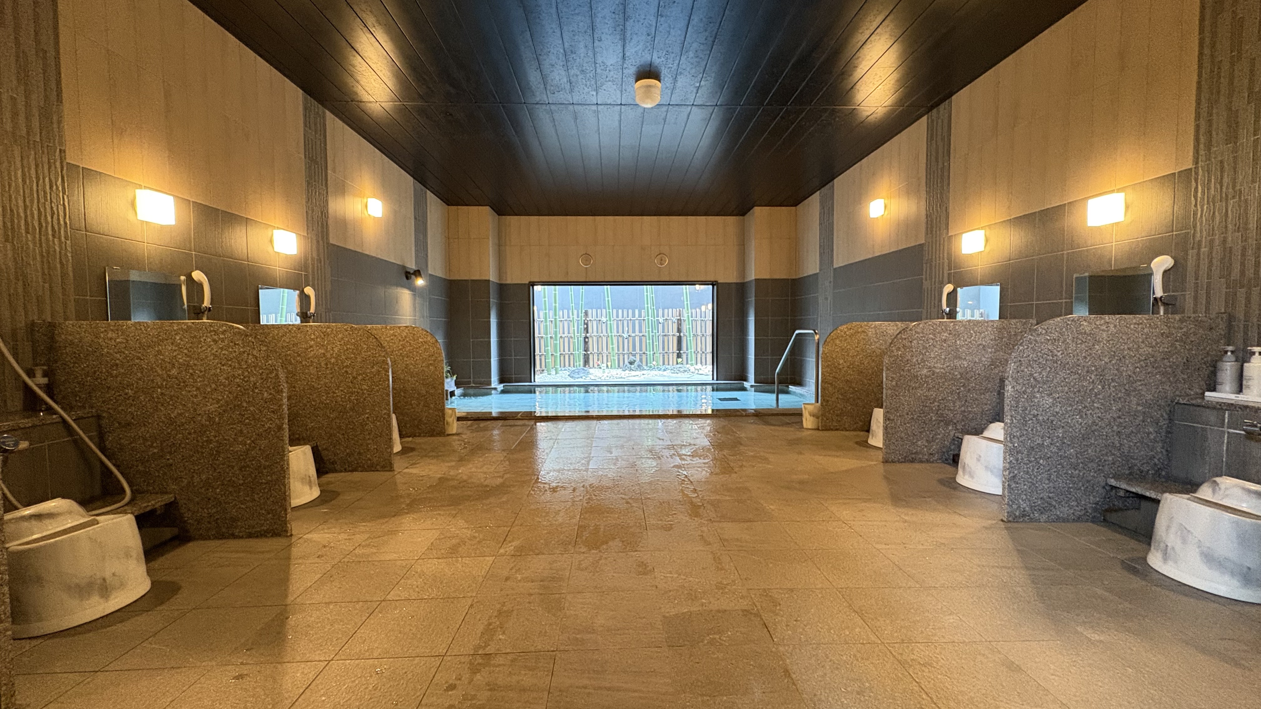 女性用大浴場（洗い場6個所）