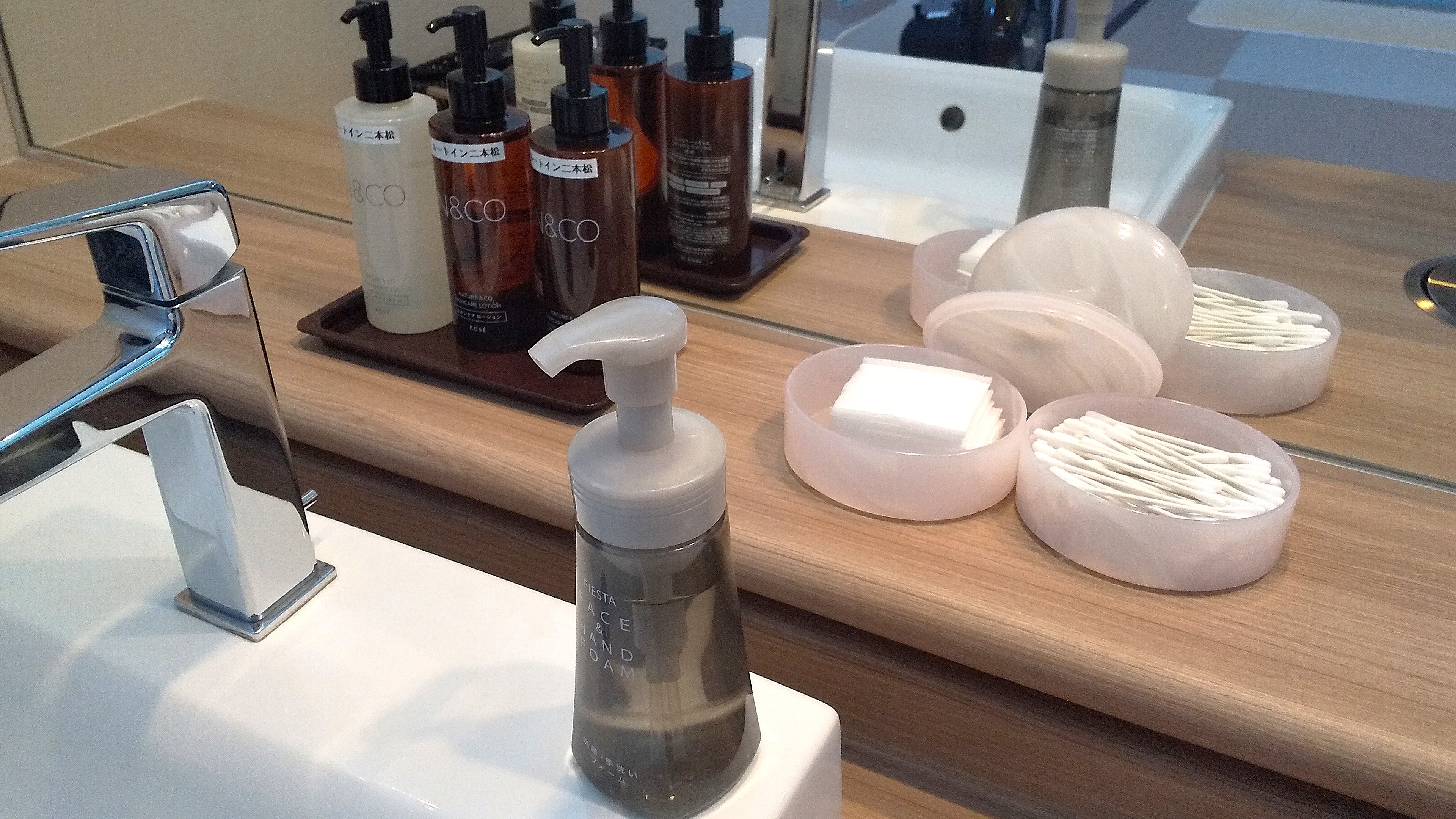 女性用大浴場アメニティ：化粧水、乳液、クレンジング、綿棒、コットン、くし