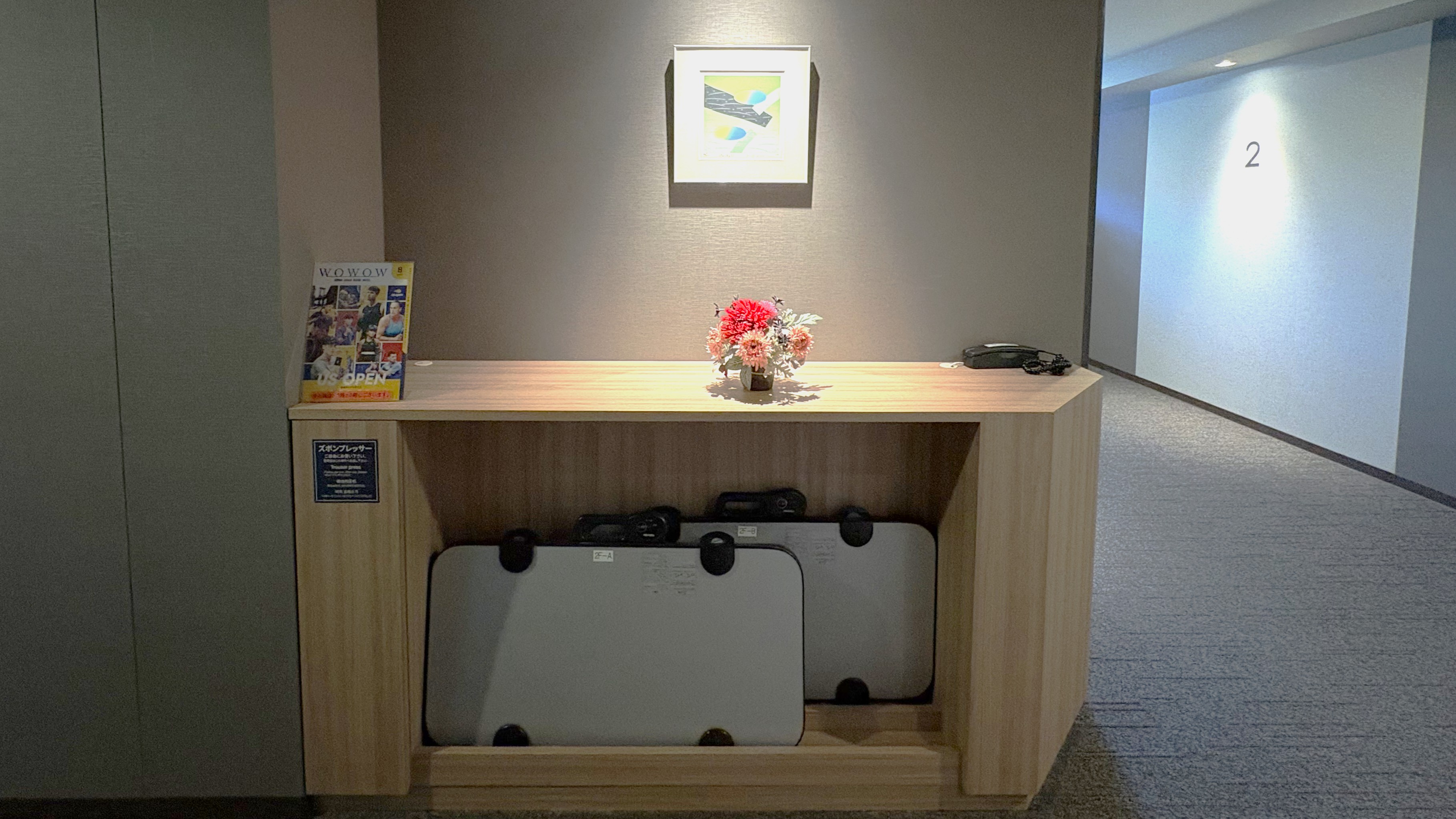 ズボンプレッサーは各階エレベーターホールにございます