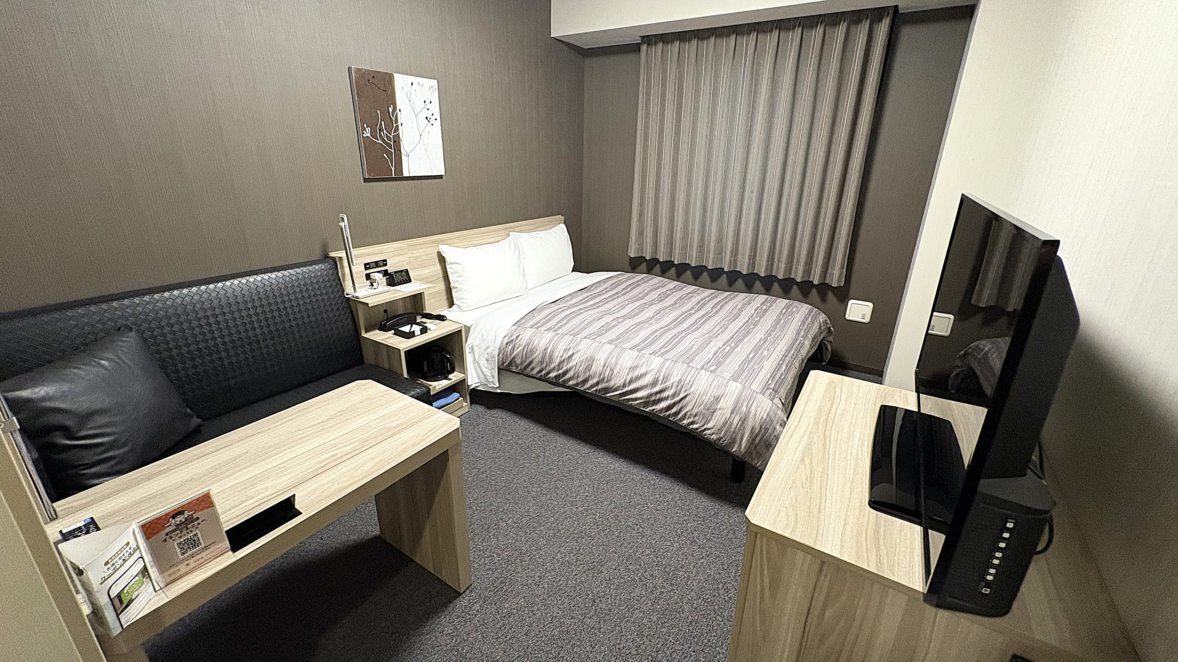 セミダブルルーム①ゆったりセミダブル140cm。一人旅は広々、カップルはお得にステイ