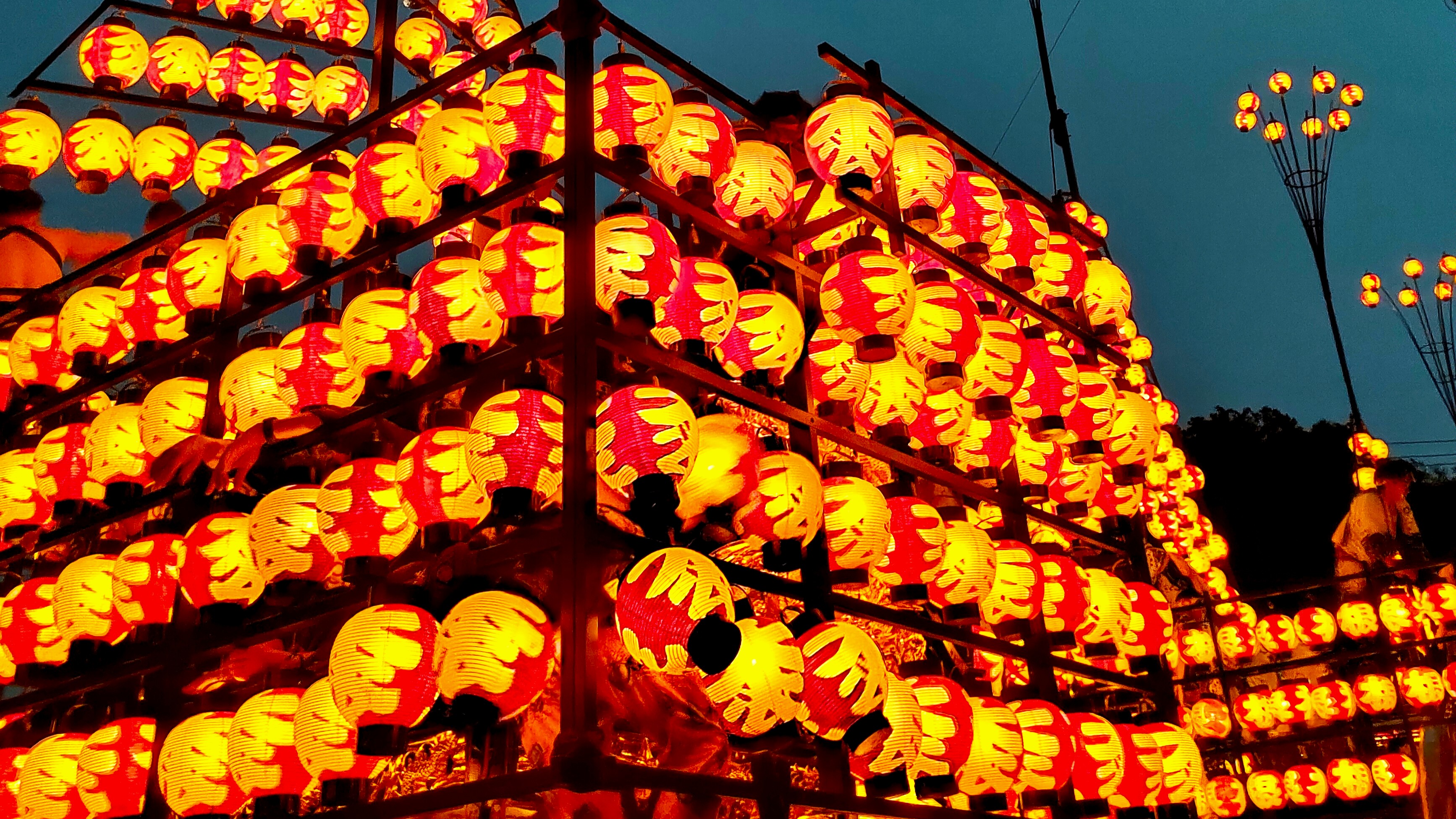 二本松提灯祭り　　二本松提灯祭りの灯は、蝋燭ひとつひとつの手仕事