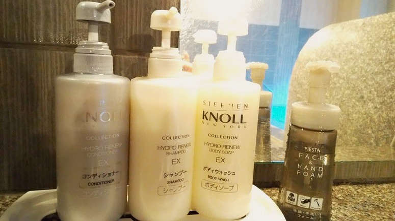 女性用大浴場洗い場：シャンプー、コンディショナー、ボディーソープ、洗顔フォーム