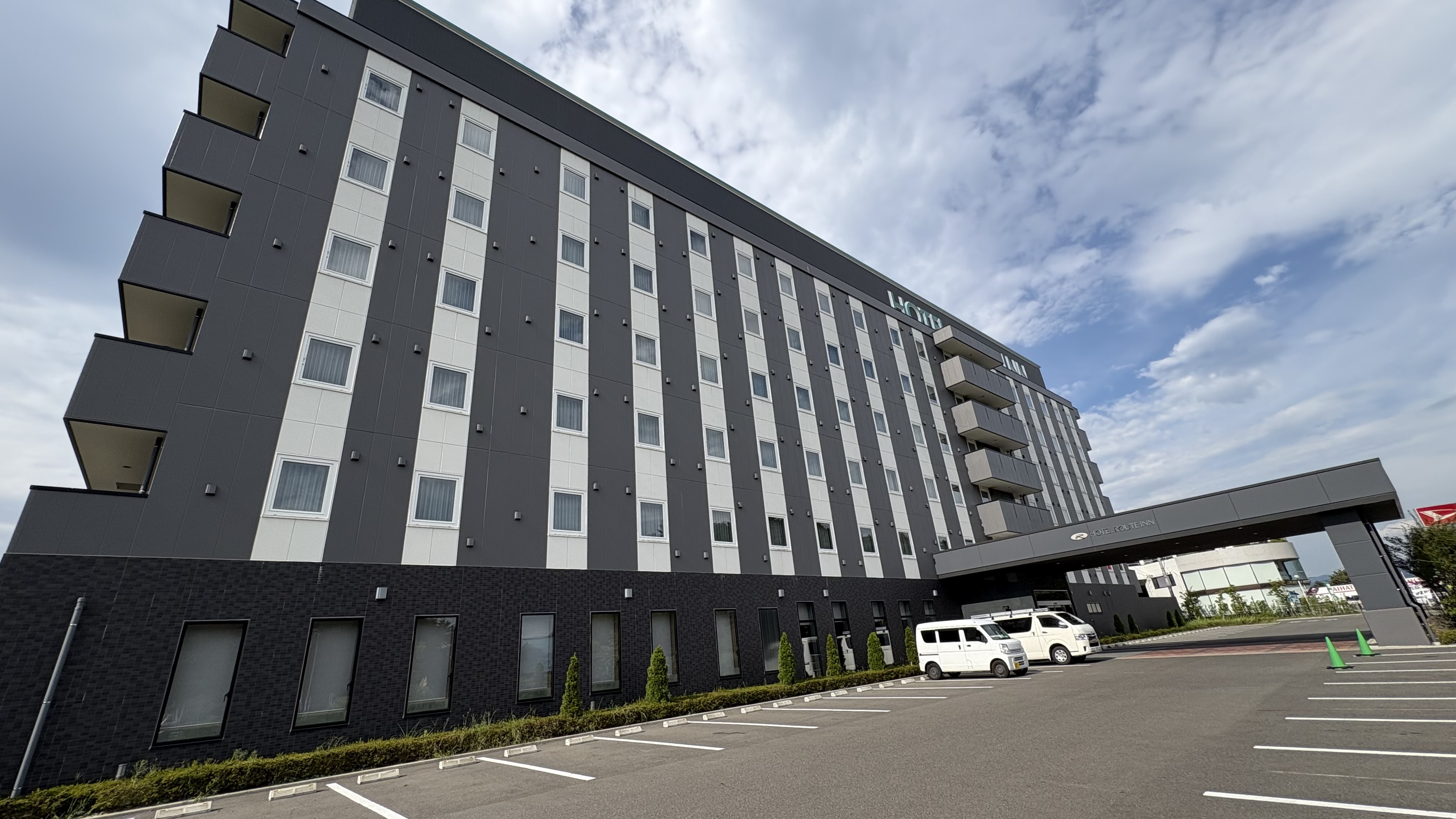 無料平面駐車場①普通車124台、中型車(8ｍ以下)9台分も完備※中型車利用の方は事前にご連絡ください