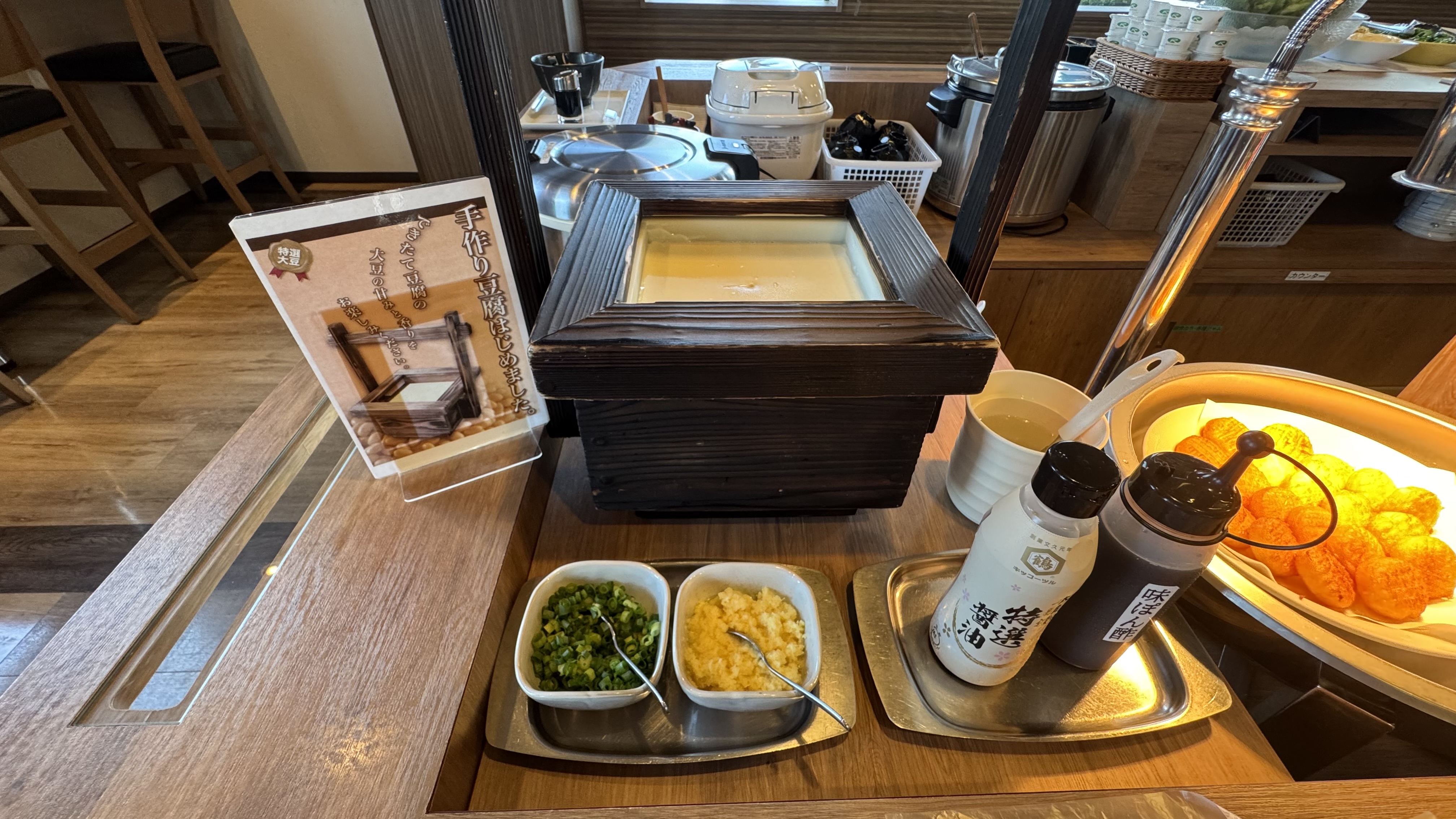 朝食レストラン⑤大豆本来の旨みをダイレクトに。作りたて手作り豆腐をどうぞ