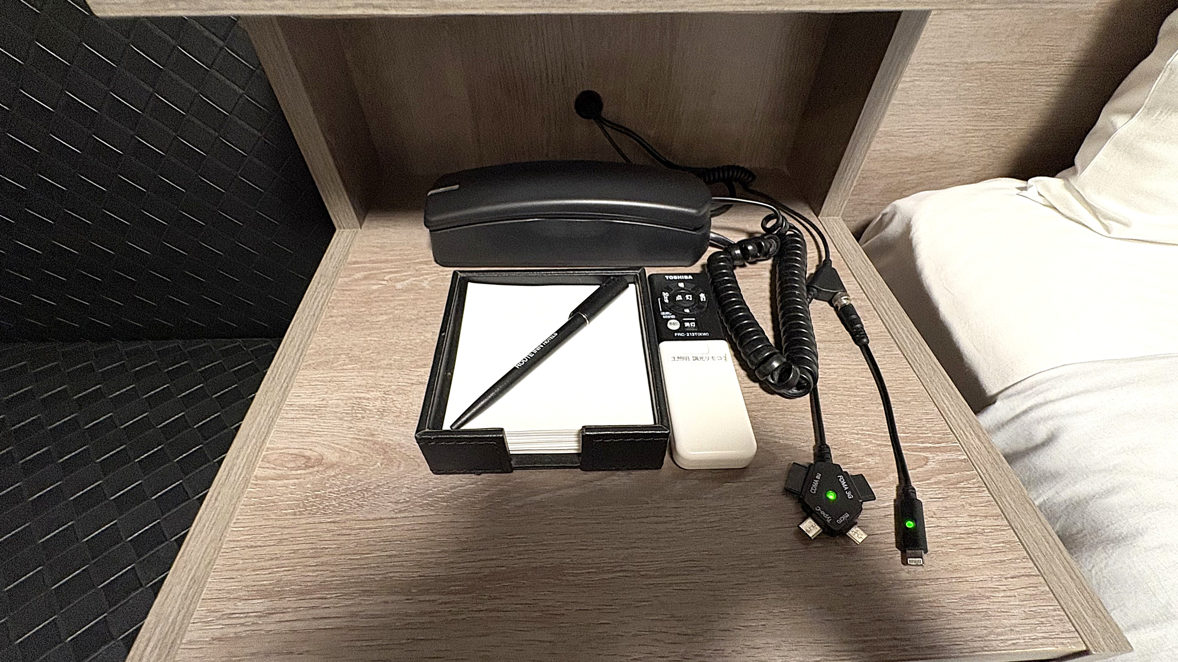 コンフォートルームは充電器が備え付けでございます。フロントでの貸し出しもございます。