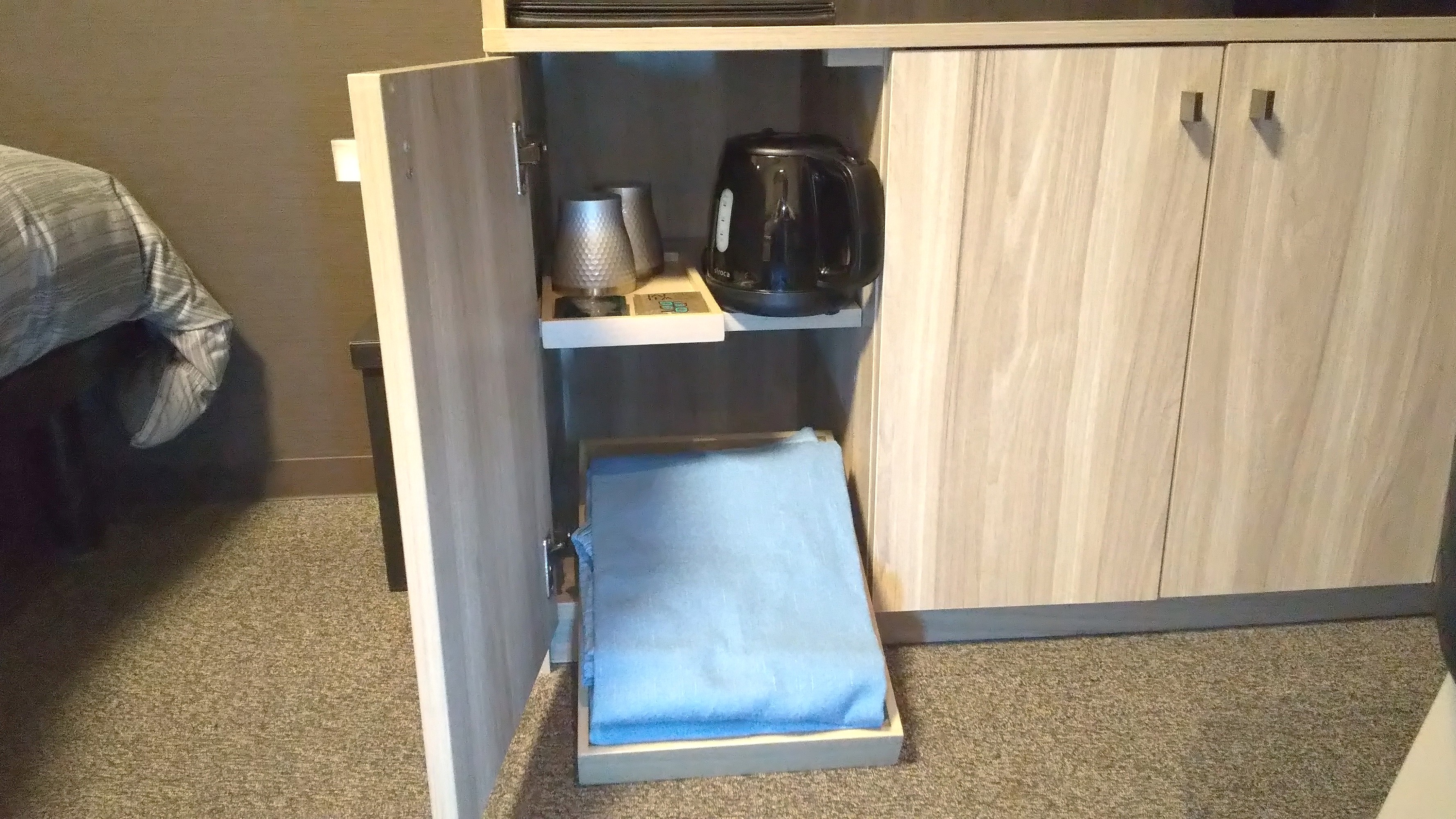 ツインのお部屋のアメニティはTV台の下にございます。