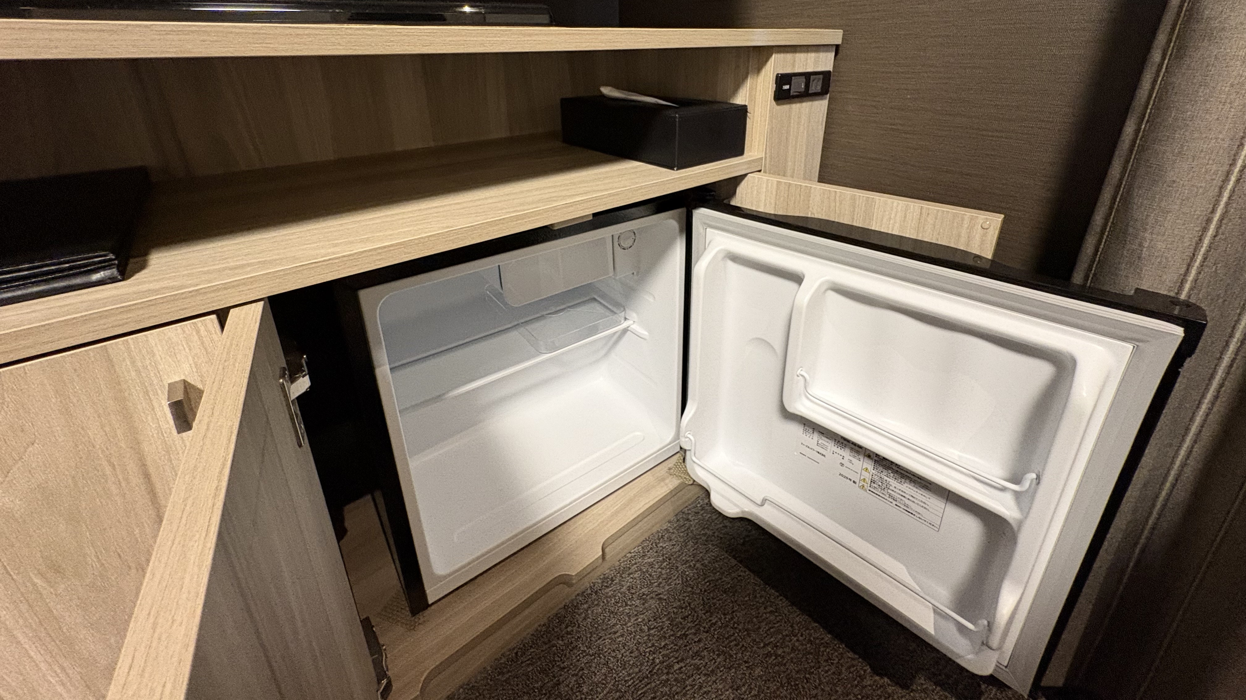 冷蔵庫はTV台の棚の中にございます