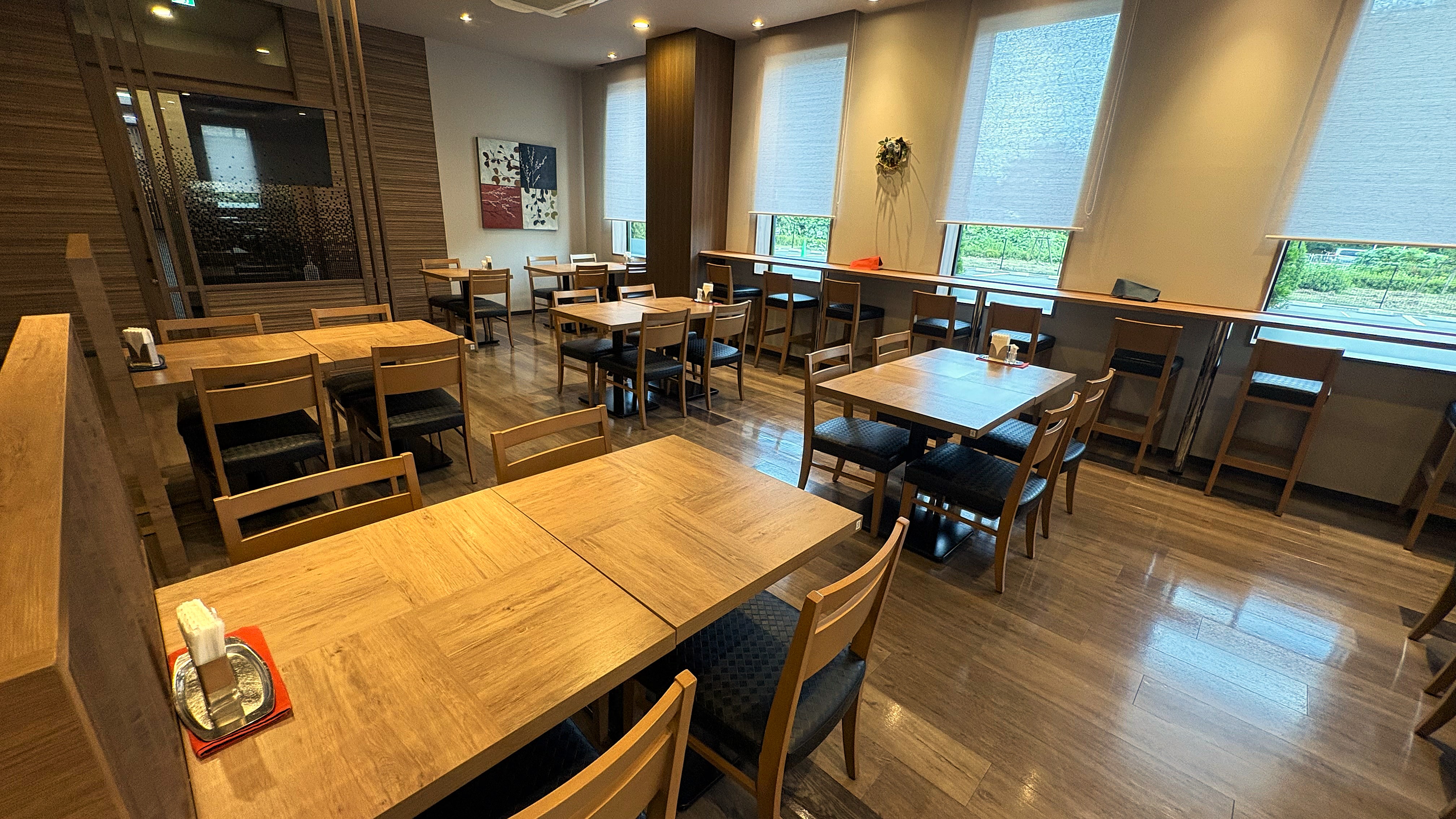 レストラン座席カウンター・ソファー席合わせて85席ございます。