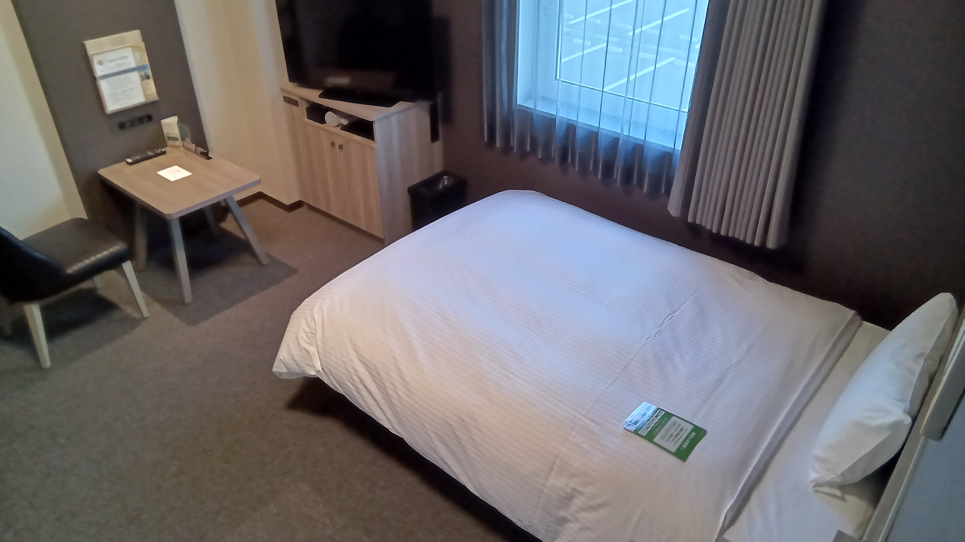 バリアフリールーム②※電話予約のみ：ベットと壁の間は広くスペースがあり、電源等も低めに配置しておりま