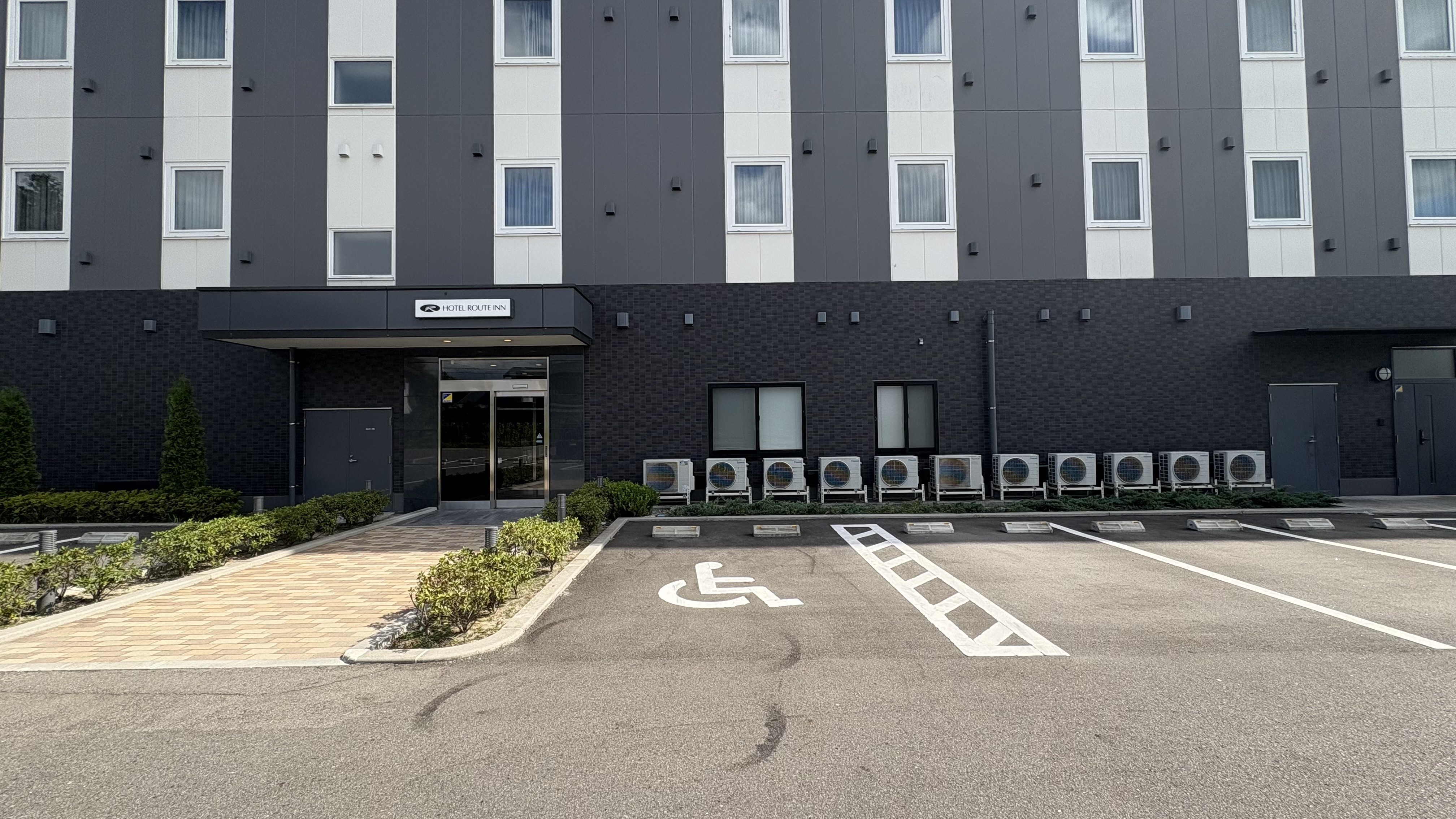 おもいやり駐車場は建物裏手にございます