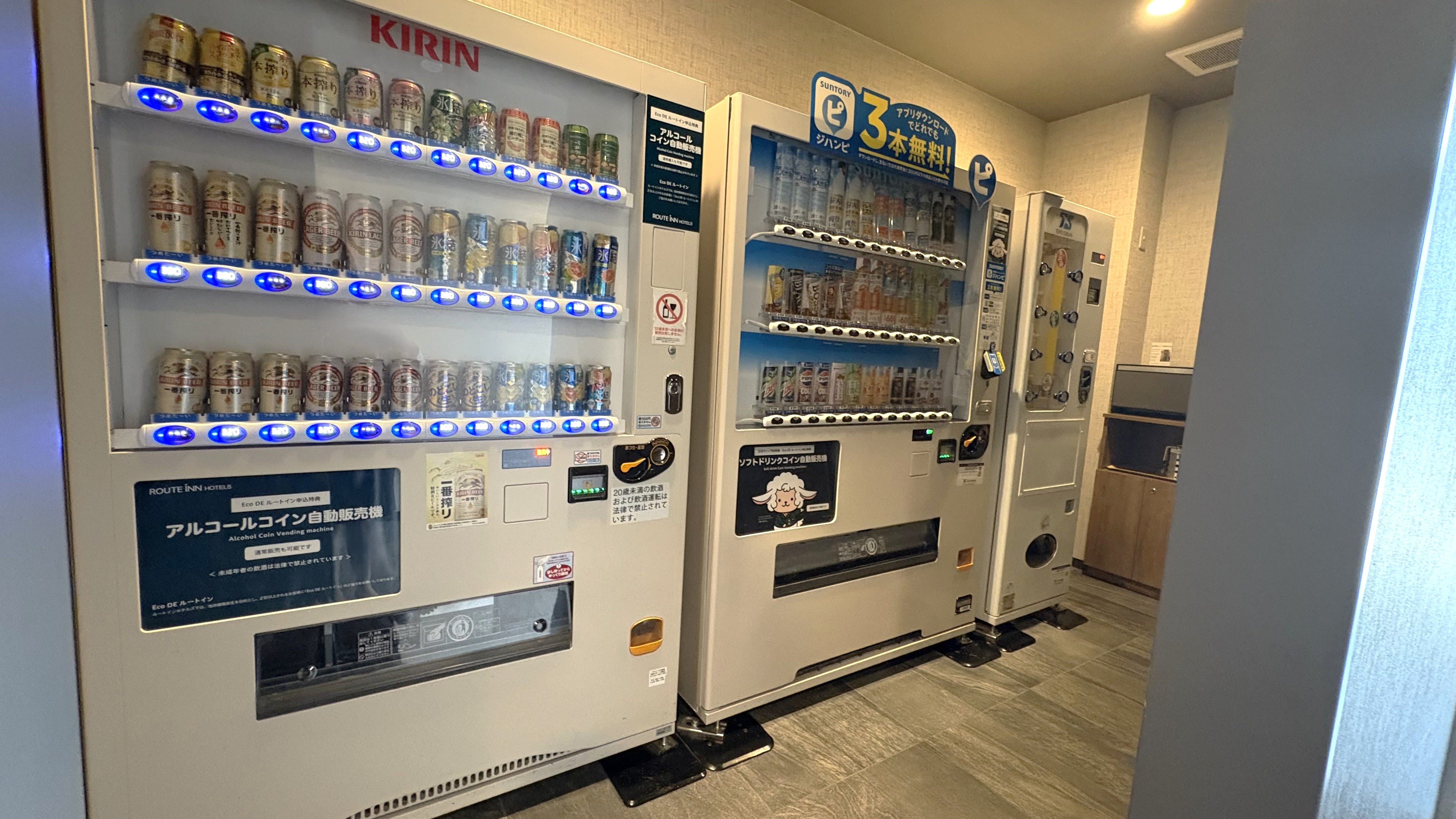 自販機、電子レンジは1階にございます。