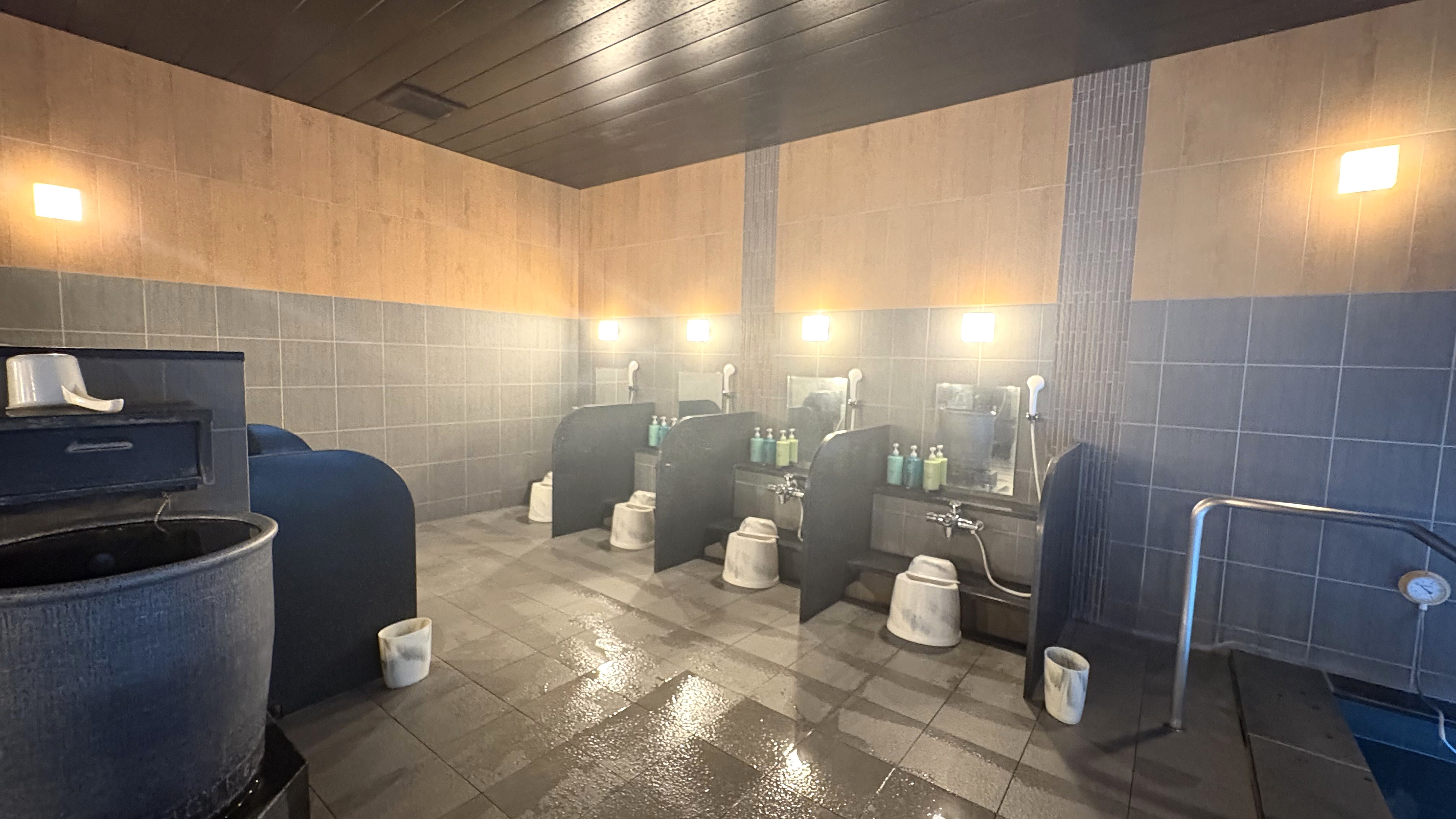 男性用大浴場：広さ自慢の大浴場で、足をのばして極上のくつろぎを