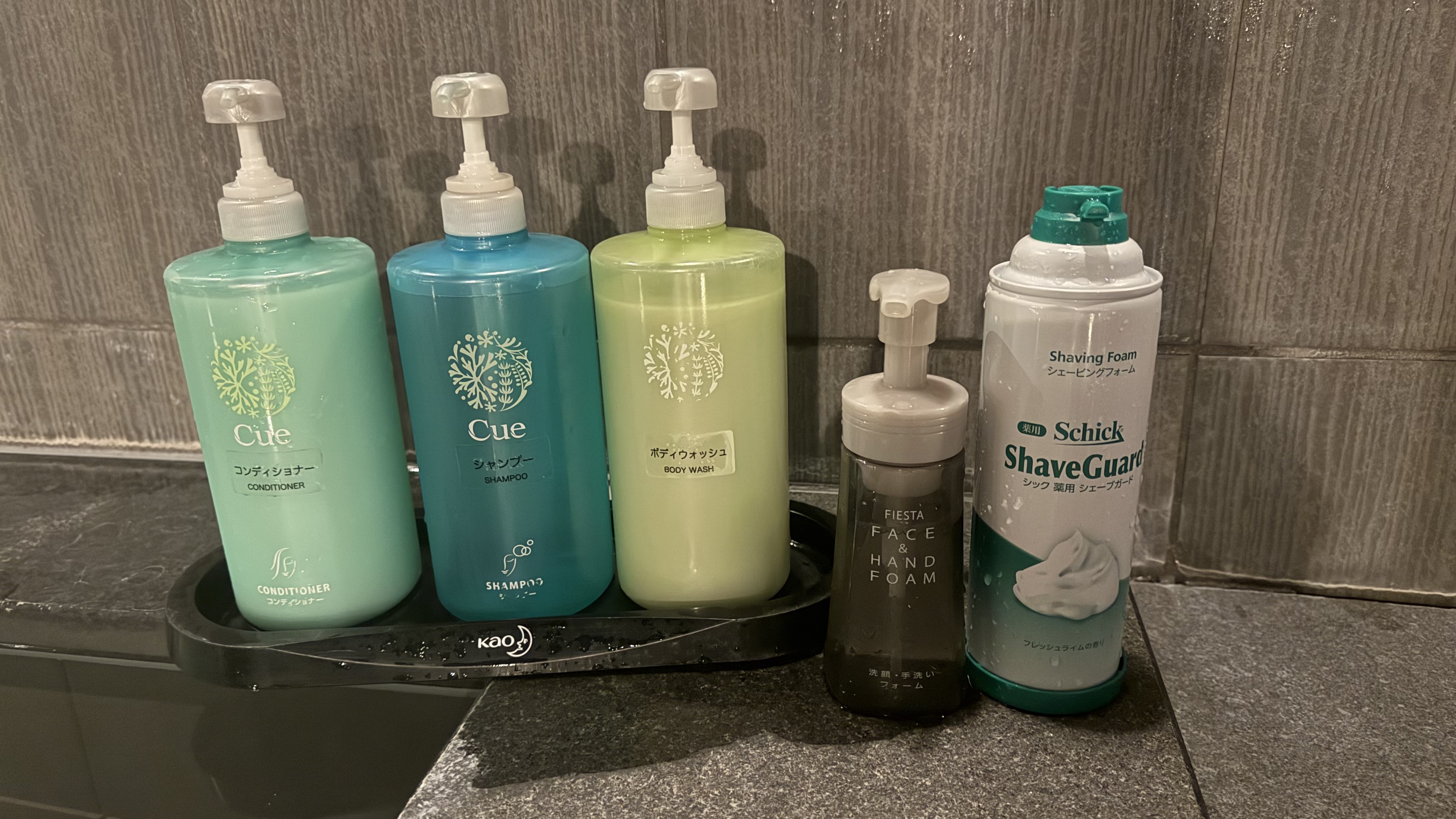 男性用大浴場洗い場：シャンプー、コンディショナー、ボディソープ、洗顔フォーム、シェービングフォーム