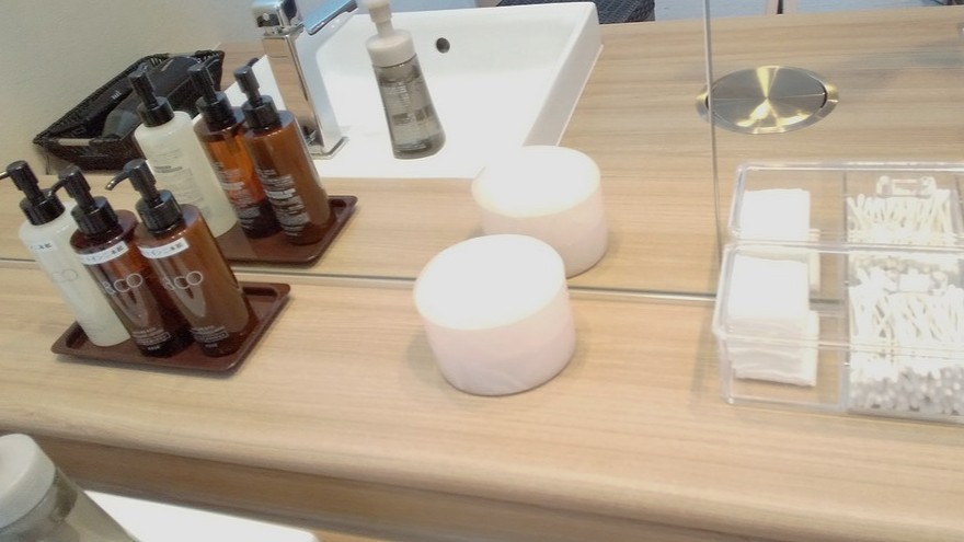 女性用大浴場アメニティ：化粧水、乳液、クレンジング、綿棒、コットン、くし