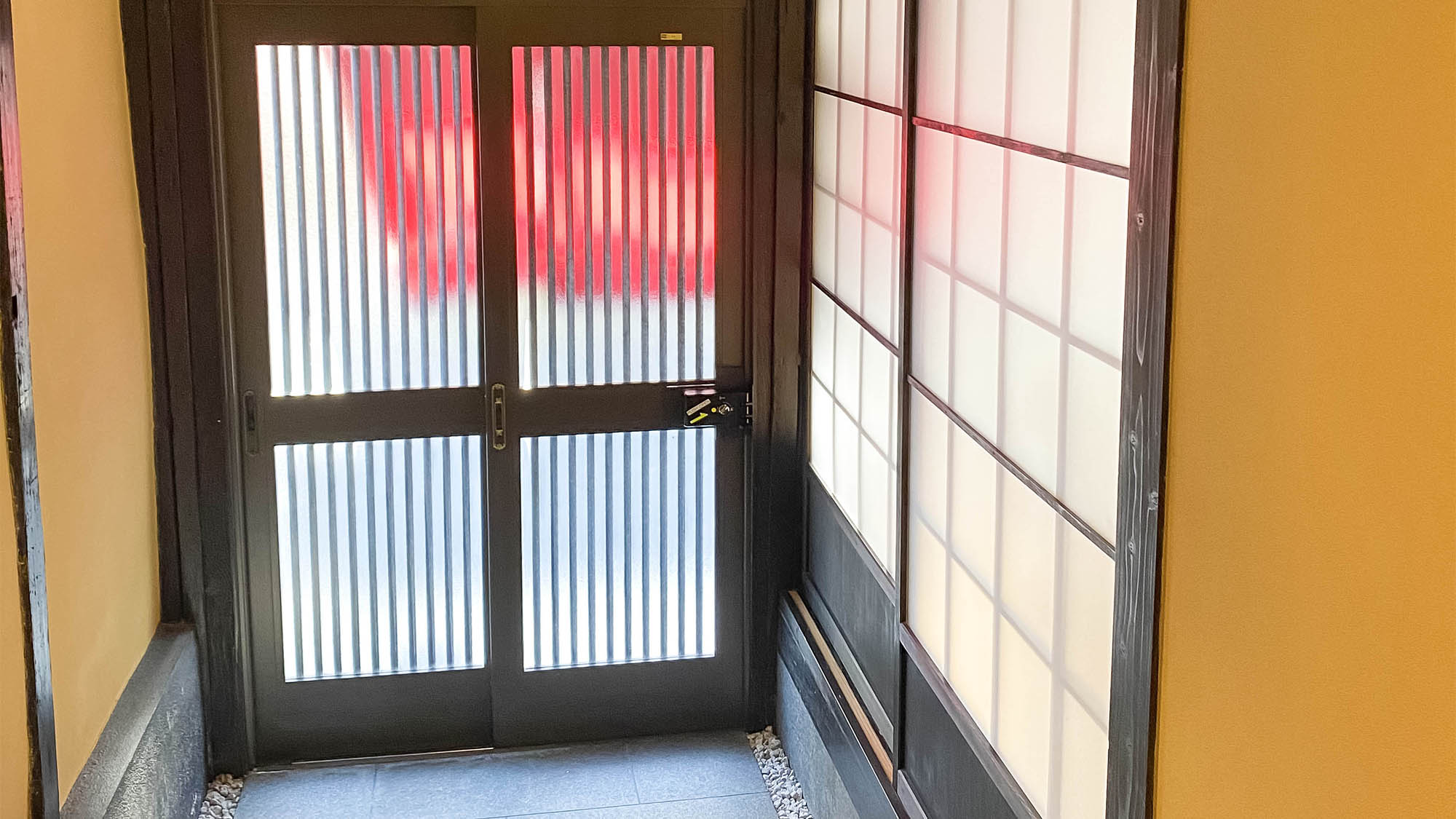 ・ガラス戸で光が入り、明るい玄関