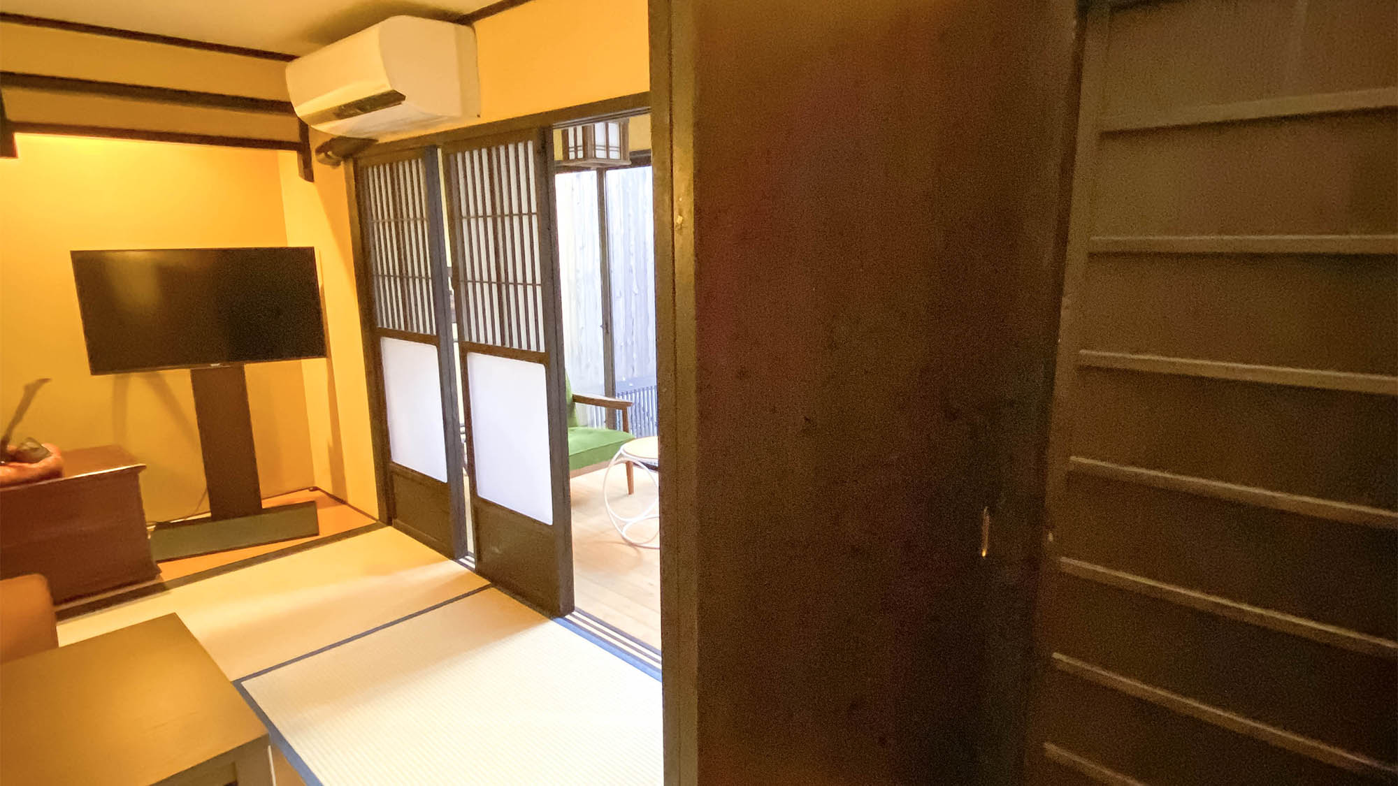 ・＜リビングルーム＞京町家の良さを残しつつ、現代のものも取り入れております
