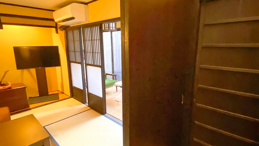 ・＜リビングルーム＞京町家の良さを残しつつ、現代のものも取り入れております
