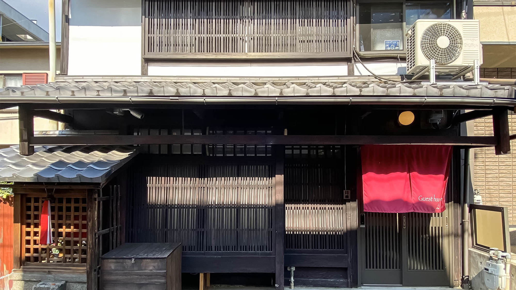 ・＜外観＞歴史ある京町家をリノベーションした宿です