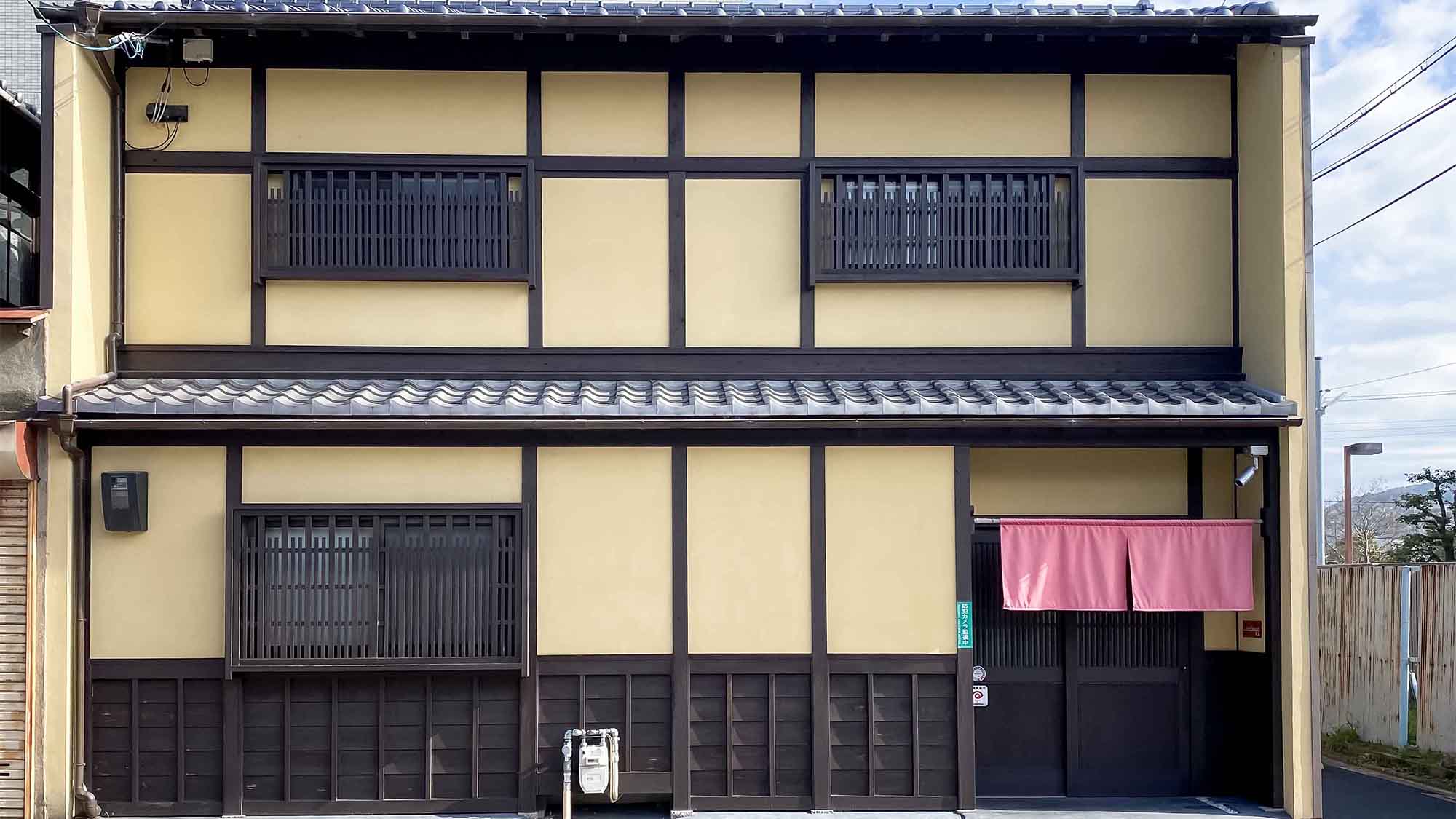 ・＜外観＞広々とした2階建ての京町家です