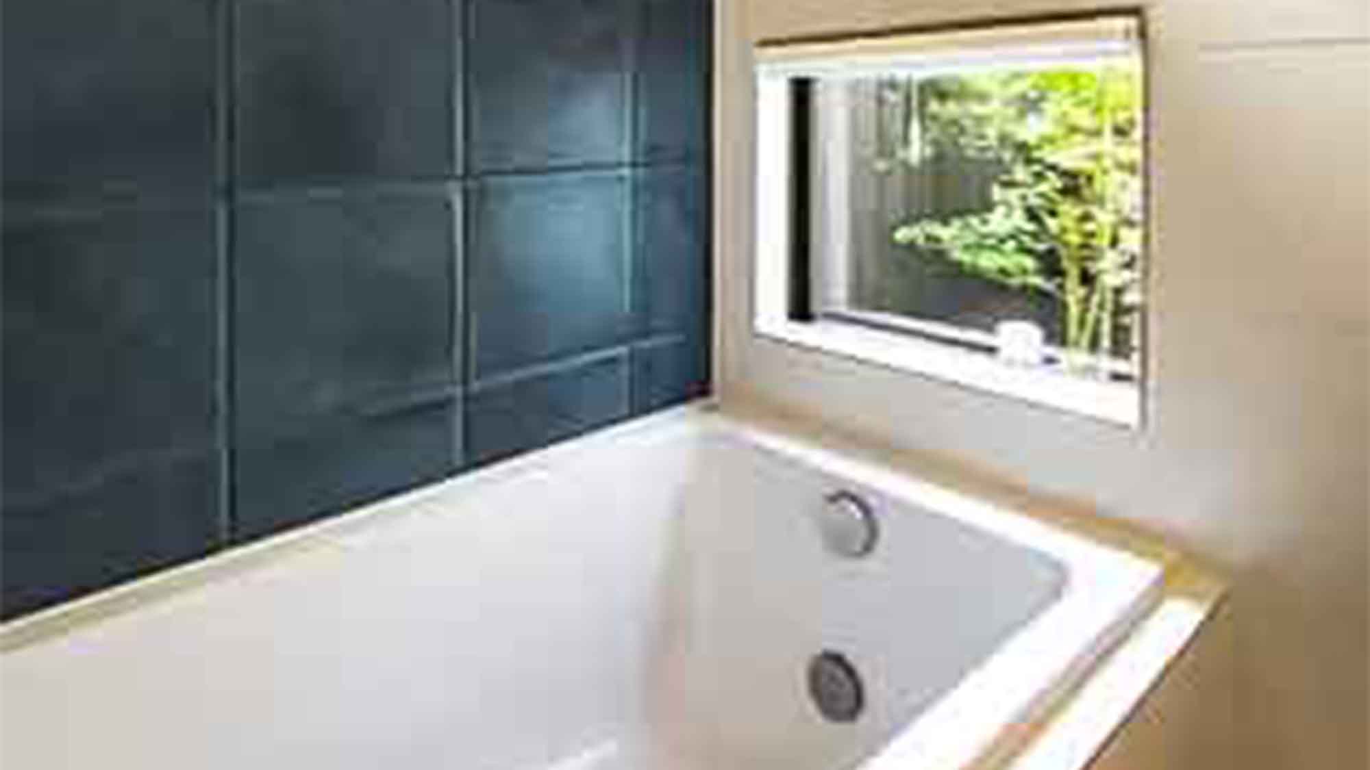 ・＜バスルーム＞浴槽横に小窓があるので、お庭を見ながらゆっくり入ることが出来ます