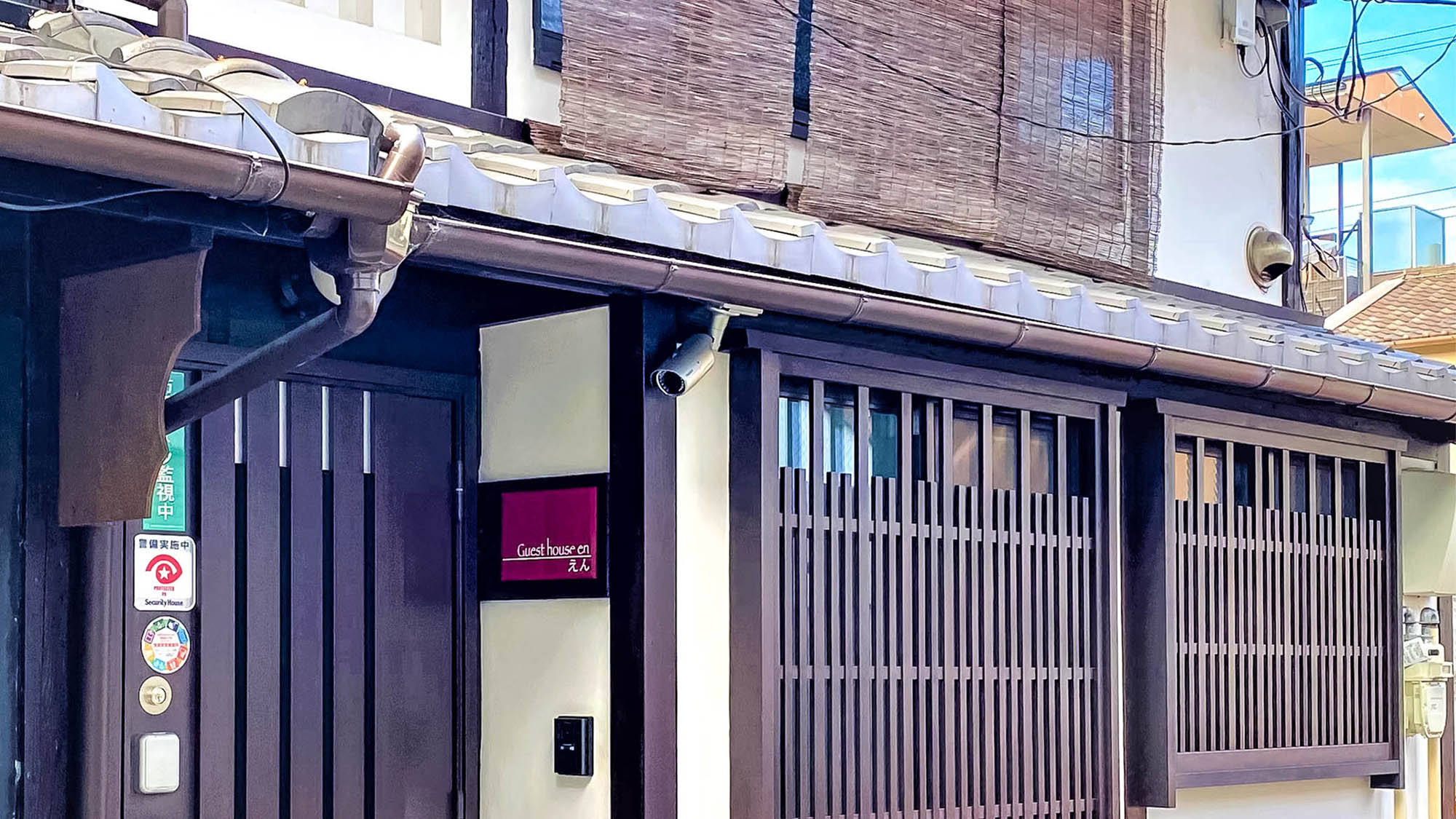 ・＜外観＞2階建ての京町家。スーパーやコンビニも徒歩圏内です