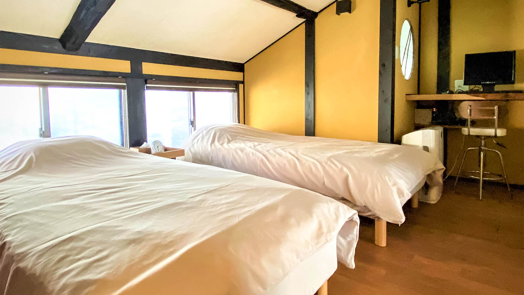 ・＜ベッドルーム＞PC作業が出来るデスクもございます