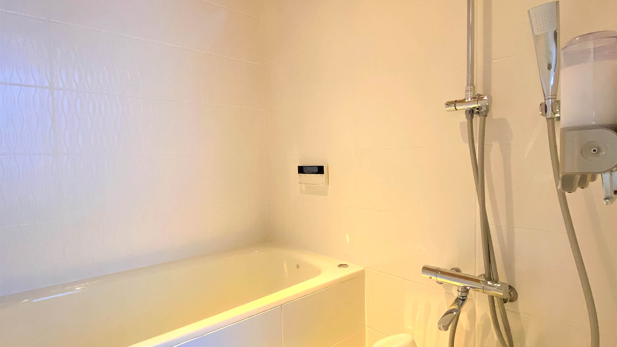 ・＜バスルーム＞お風呂はフルリノベーション済で快適にご利用いただけます