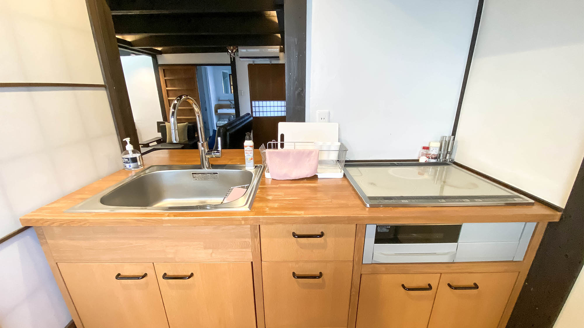 ・＜キッチン＞作業しながらでもリビングの様子が見えます。IHコンロあり