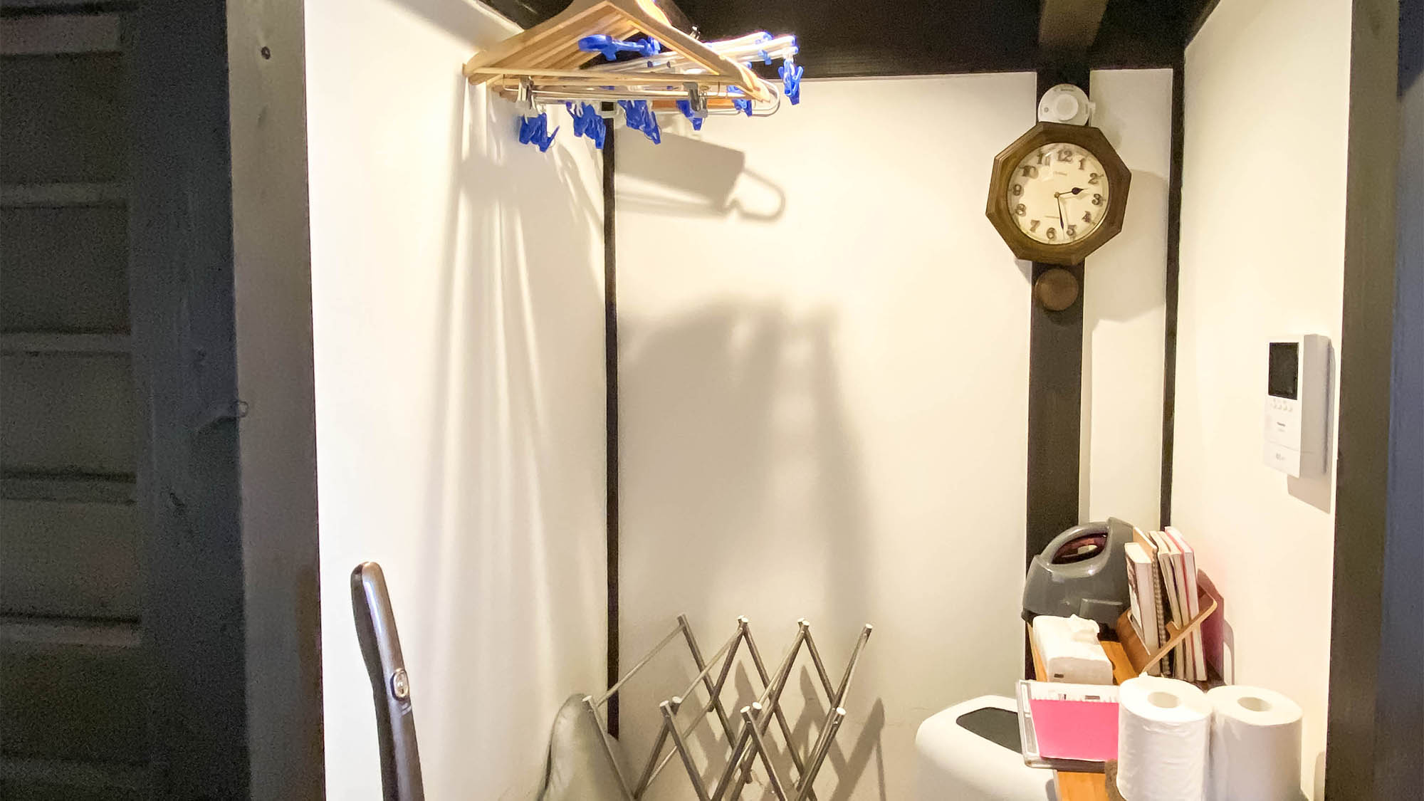 ・洗濯機がございますので、お洗濯も可能。物干しスペースが室内にございます