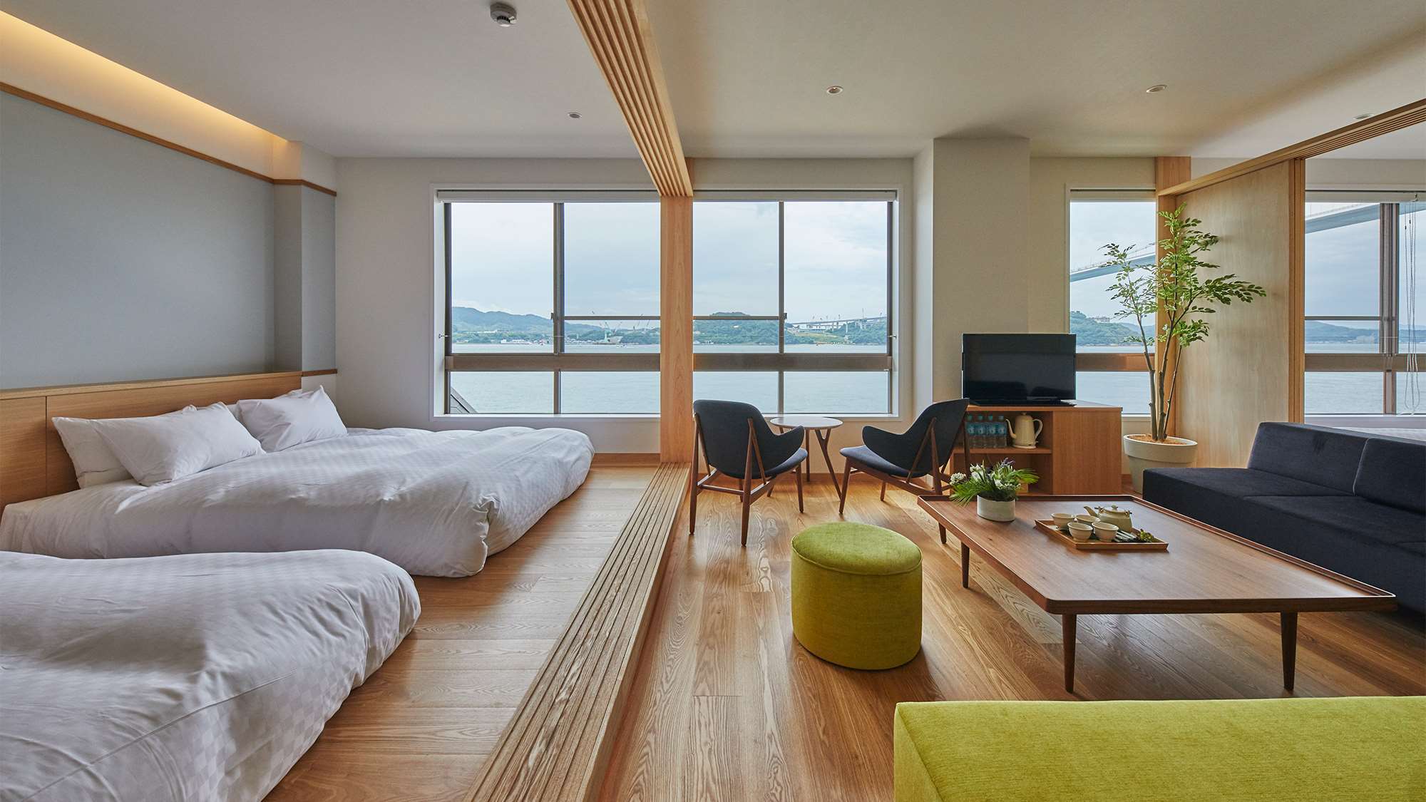 多人数での滞在にぴったりのお部屋。窓からの絶景を眺めながら、優雅なひとときをお過ごしください。