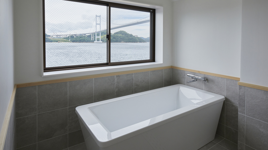 大きな窓のバスルームには広々バスタブとシャワーブースを完備(スーペリアツインB)