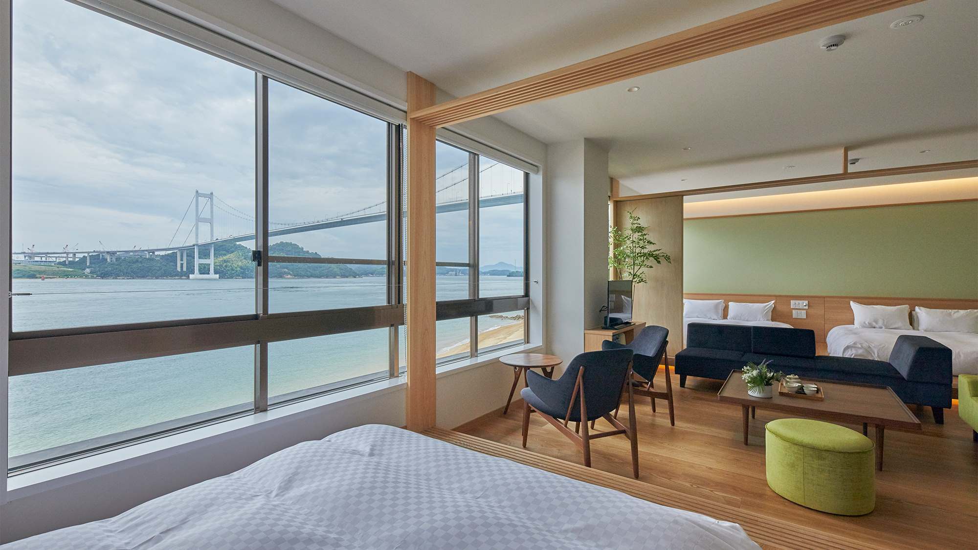 多人数での滞在にぴったりのお部屋です。窓からの絶景を眺めながら、優雅なひとときをお過ごしください（ジ