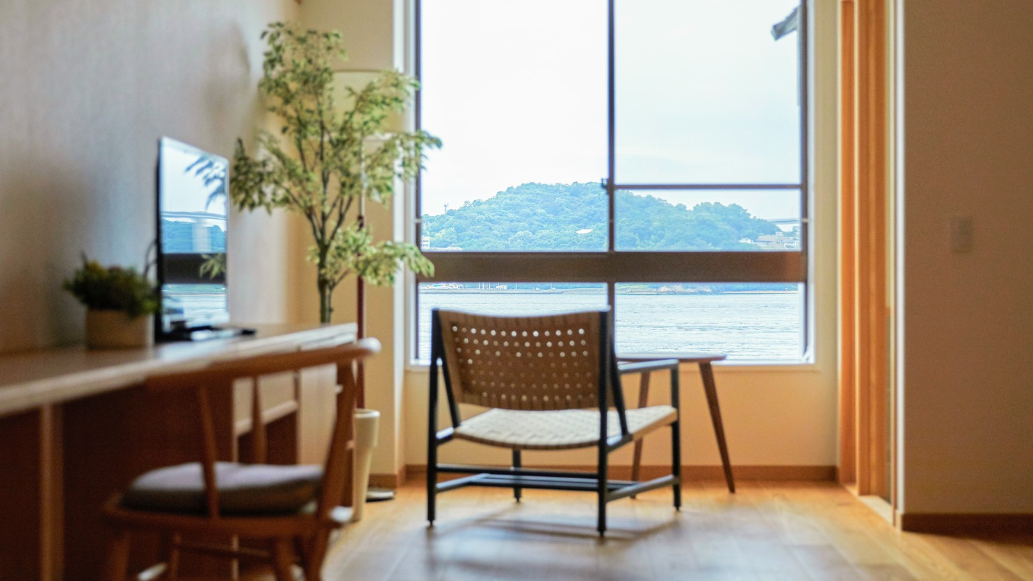 海側のバスルームには広々バスタブとシャワーブースを完備(スーペリアツインB)