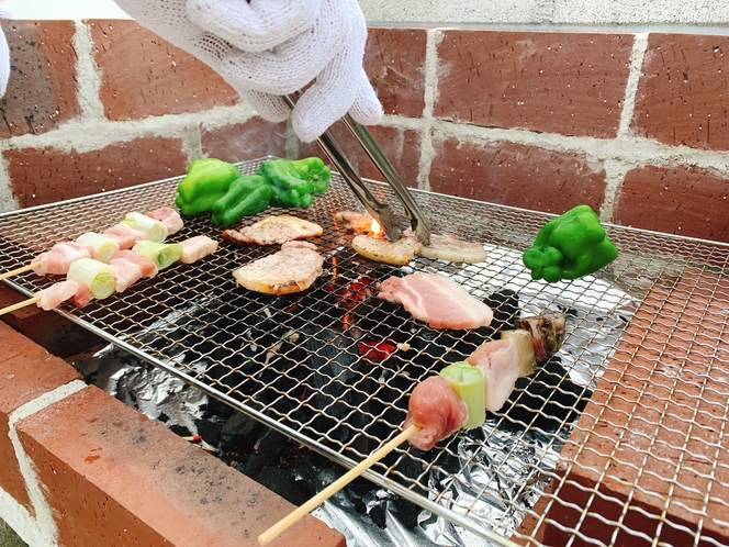 各お部屋のテラスにバーベキュー台完備