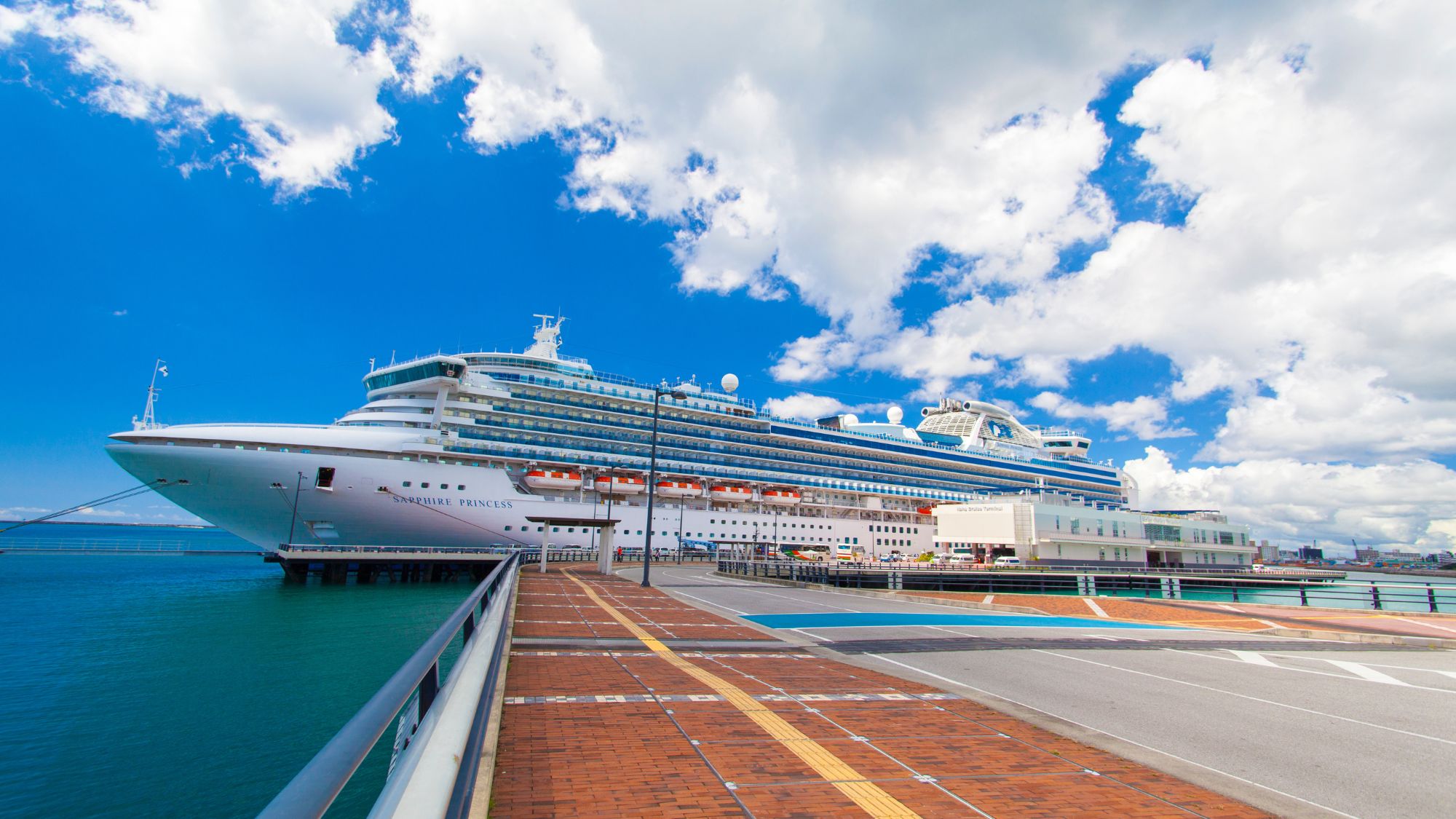 【那覇クルーズターミナル】当館から徒歩約22分／車で約7分