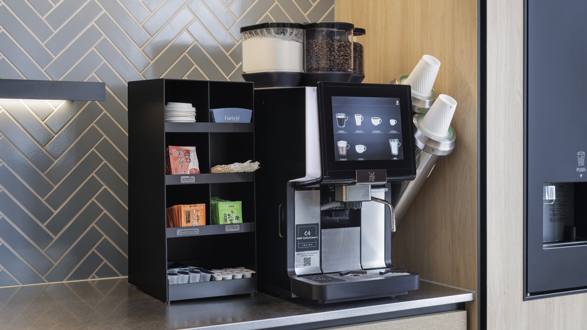 カフェコーナー：コーヒーやお茶、お味噌汁を自由にお召し上がりいただけます。