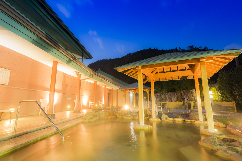 やまと温泉やすらぎ館：滝が流れる浴槽と滑り台浴槽の２つの露天風呂が男女週替わり