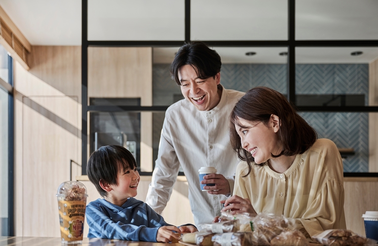 共用スペース：自由にお召し上がりいただけるフリーカフェ、電子レンジ、製氷機を備えております。