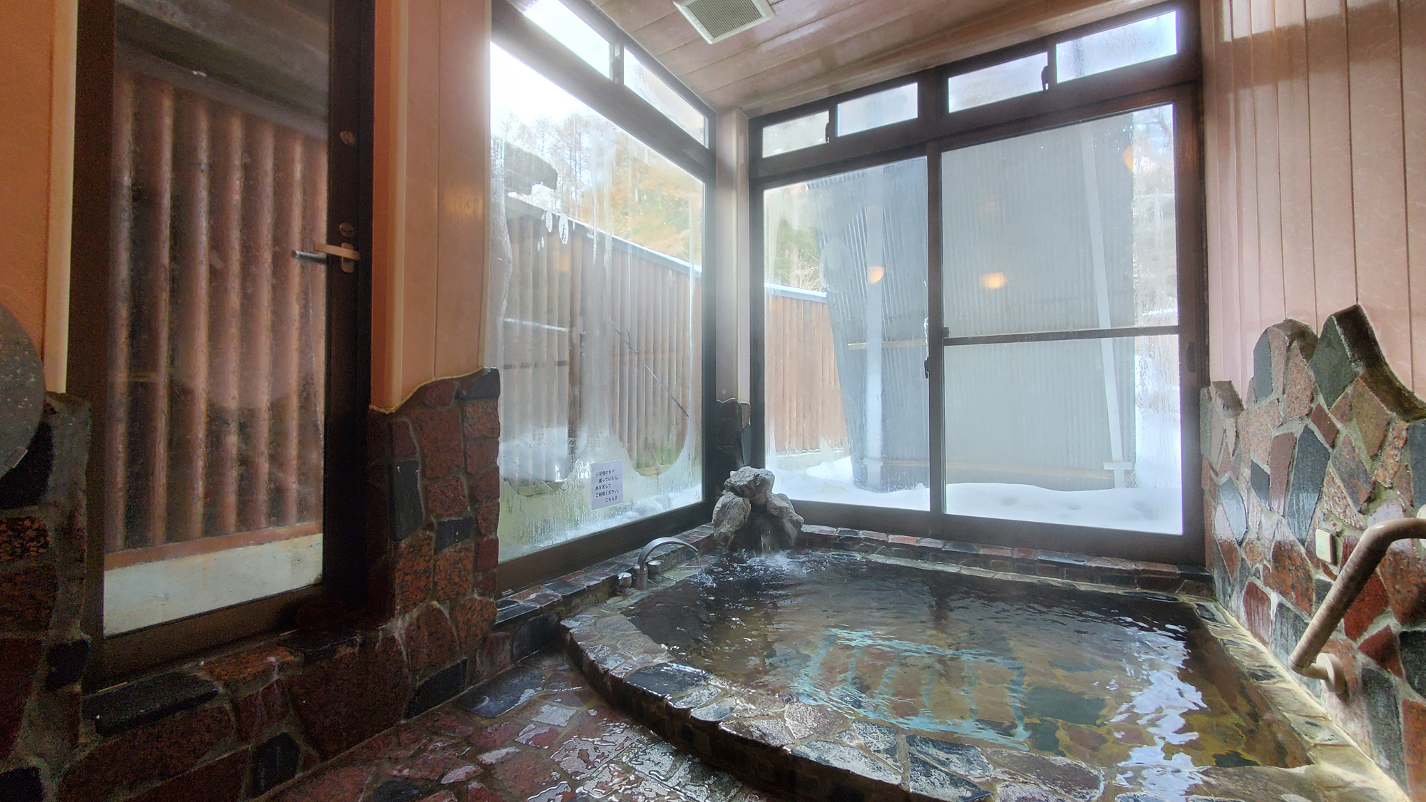 #お風呂　風情ある岩風呂でゆったり　