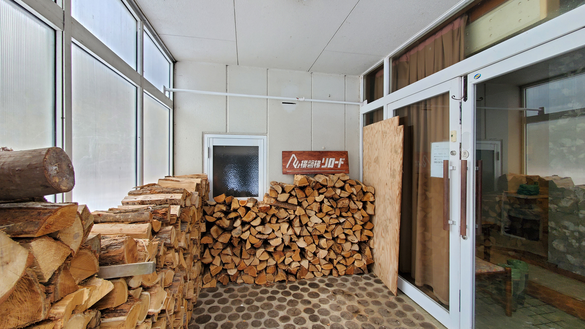 #館内　木の香り漂う広々とした玄関