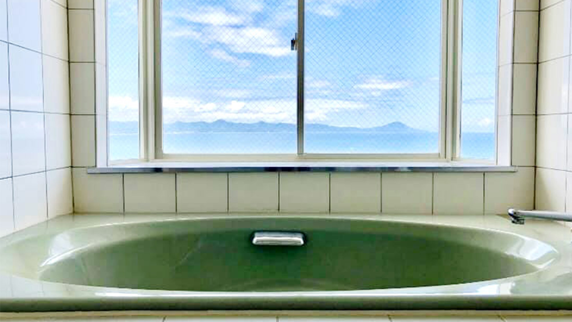 ・＜お風呂＞2階の客室はなんとお風呂から海を眺められます