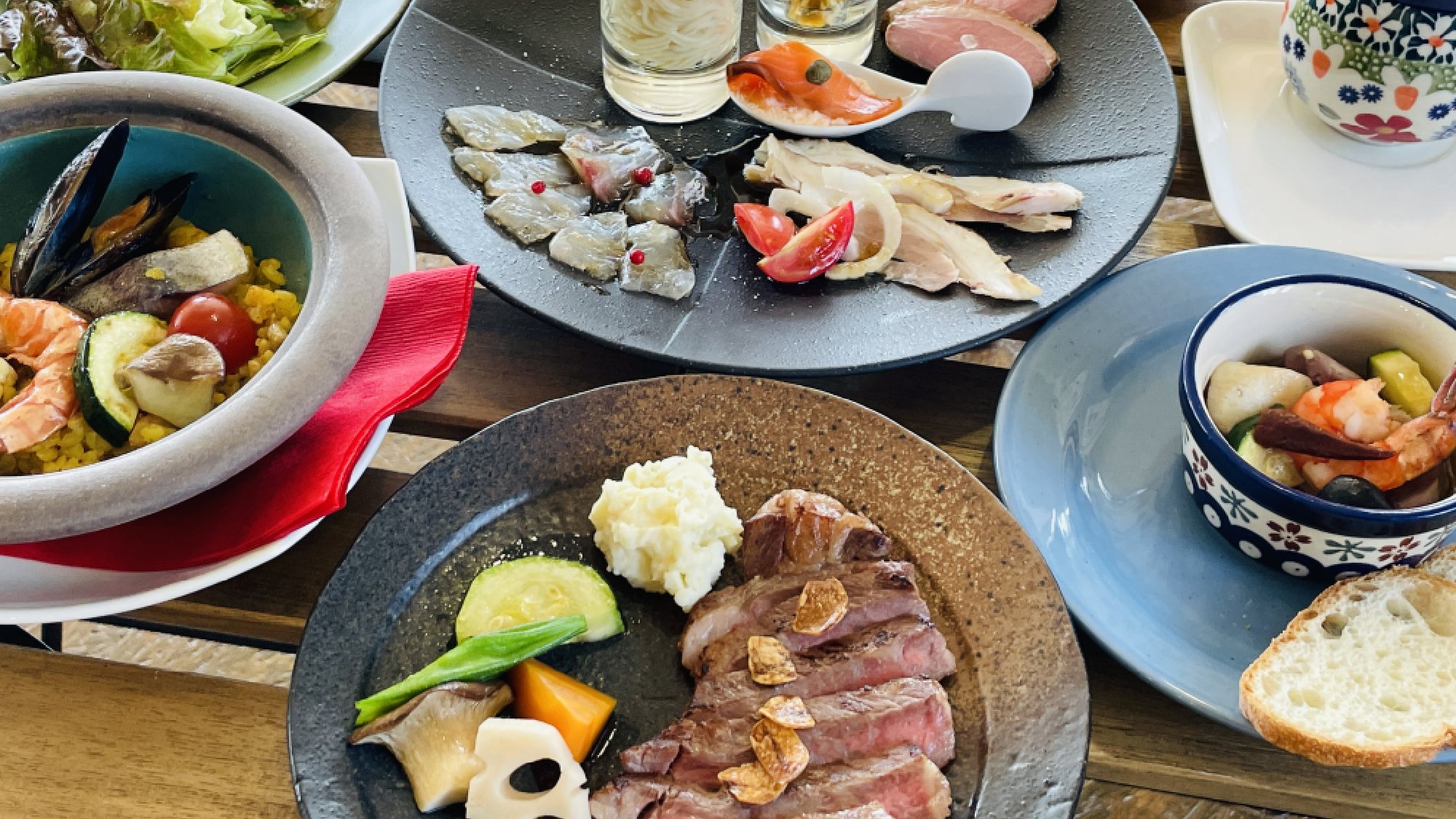 ・＜レストラン＞綺麗な海や夕方には夕日を眺めながらご飯を楽しめます