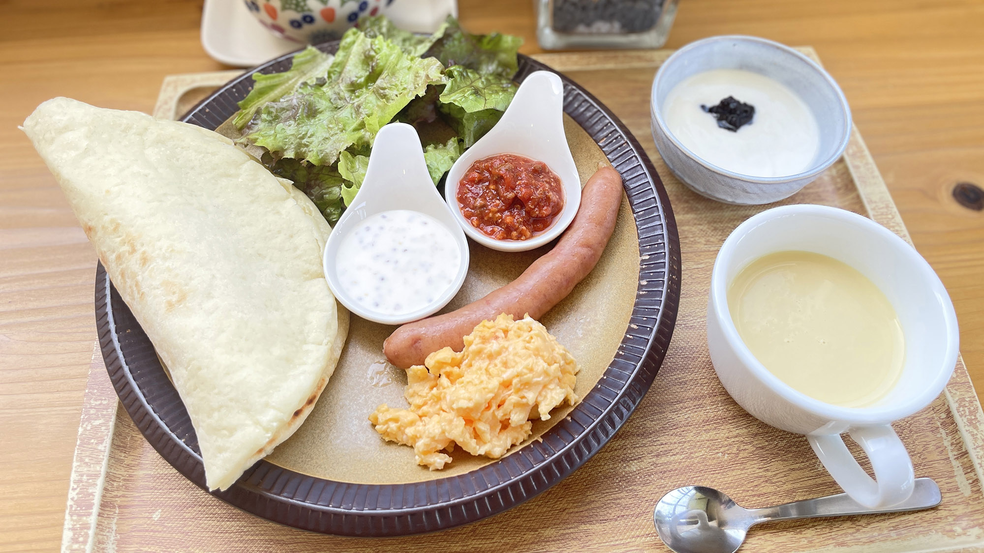 ・【贅沢ディナー洋食プラン】朝食は地元食材を使ったピザ生地のサンドイッチプレート。ドリンク付きです