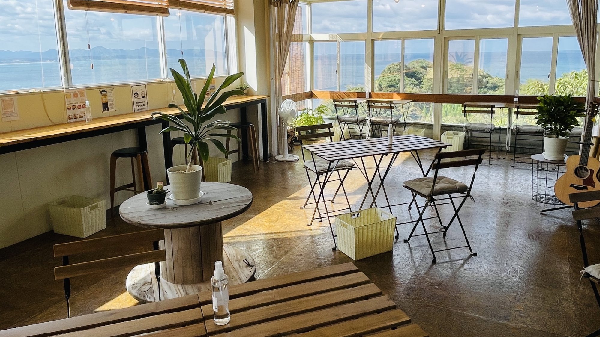 ・＜レストラン＞綺麗な海や夕方には夕日を眺めながらご飯を楽しめます