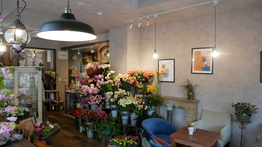 ・1階のカフェに花屋が併設されてます