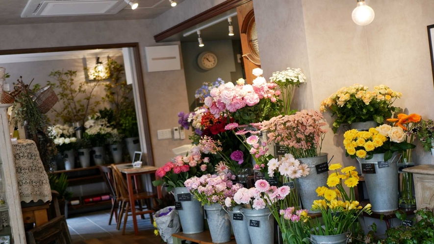 ・1階のカフェに花屋が併設されてます