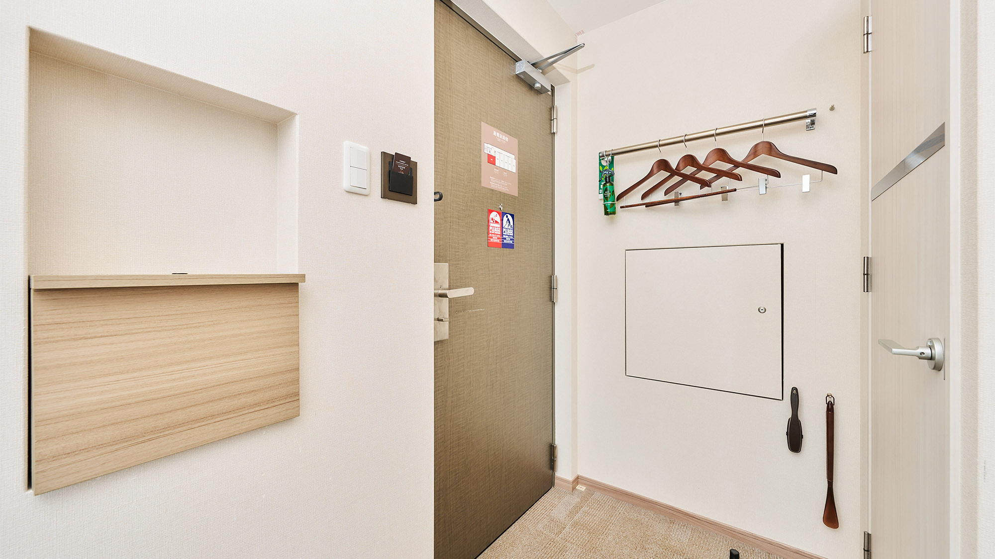 ・【デラックスツイン】上着や旅の荷物を置いて　心安らぐ時間をお過ごしください　