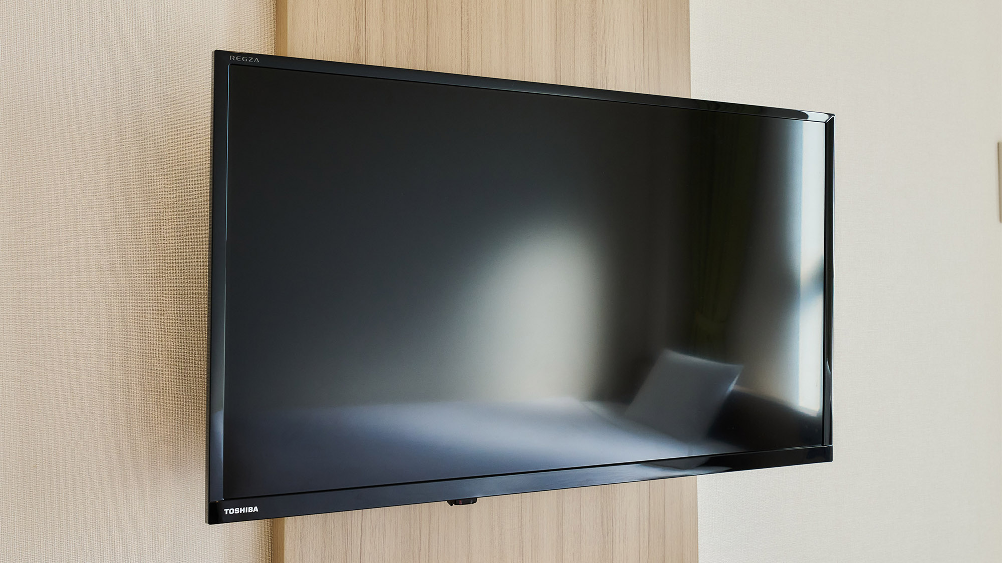 ・【テレビ】場所を取らない壁掛け式　旅先でも変わらずお好きな番組をお楽しみいただけます