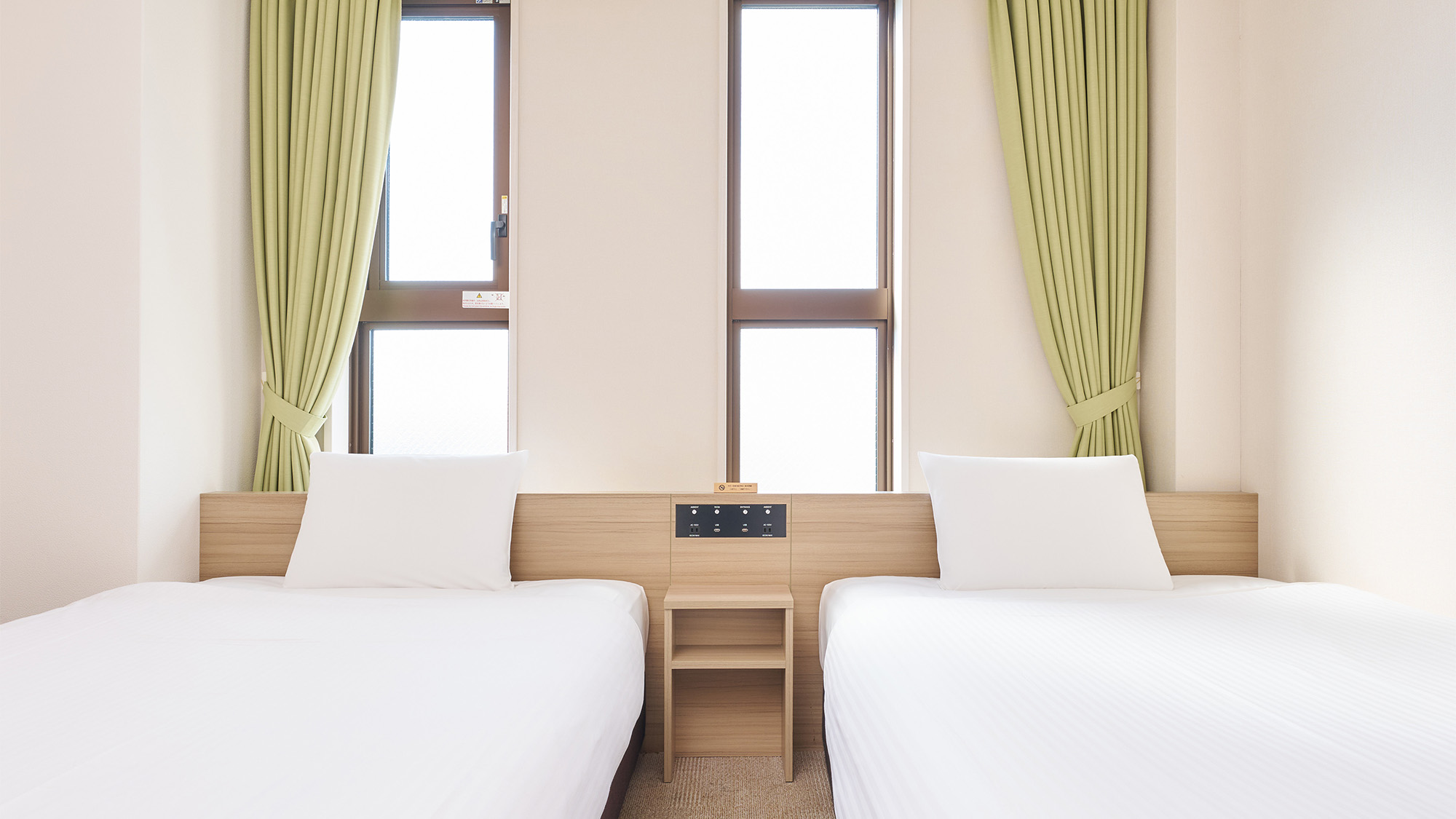 ・【デラックスツイン】縦長の2つの窓から自然光が差し込み気持ちよくお過ごしいただけます