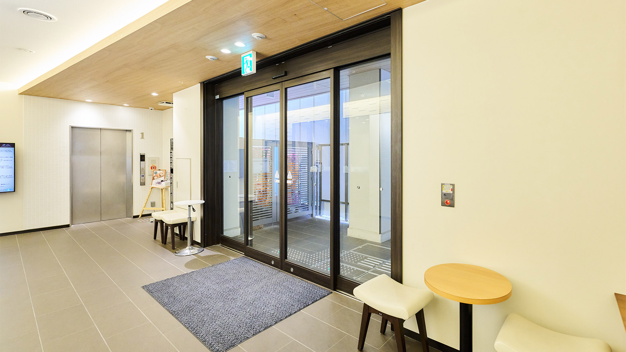 ・【エントランス】荷物を置いて椅子に座れるちょっとしたスペースがございます